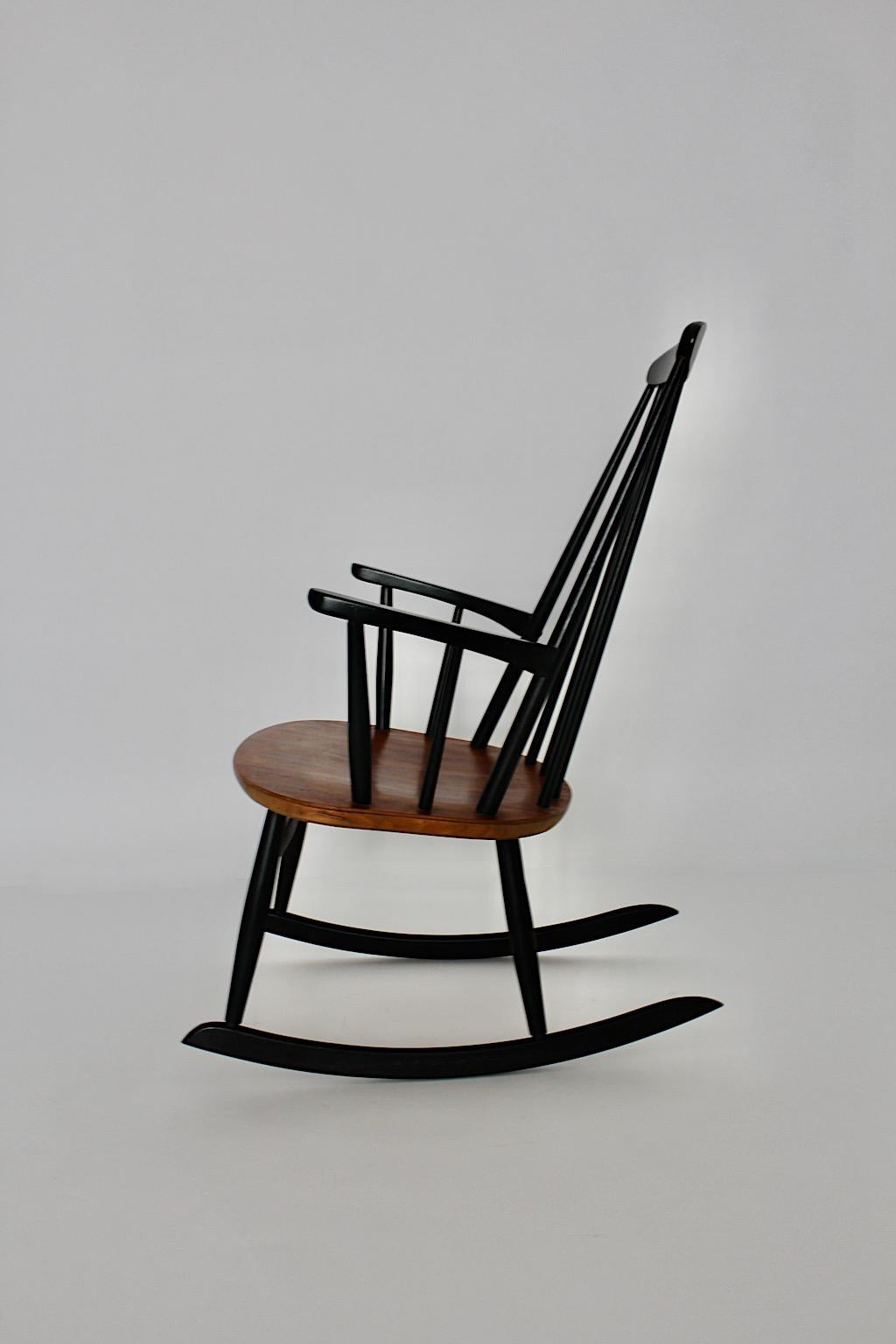 20ième siècle Chaise à bascule moderne scandinave en bois noir et marron Ilmari Tapiovaara en vente