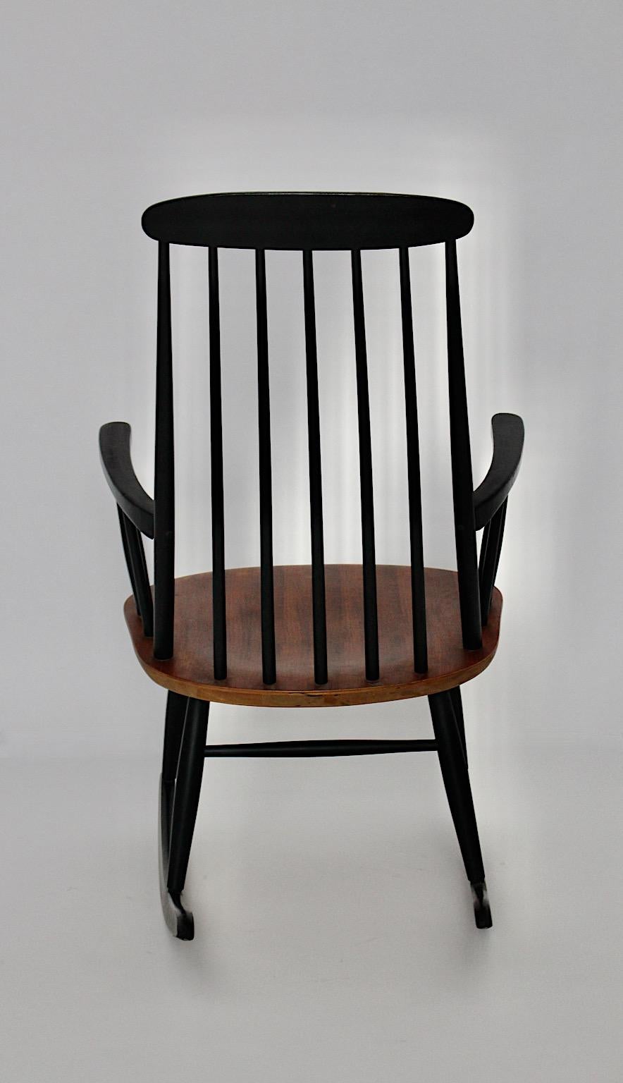 Teck Chaise à bascule moderne scandinave en bois noir et marron Ilmari Tapiovaara en vente