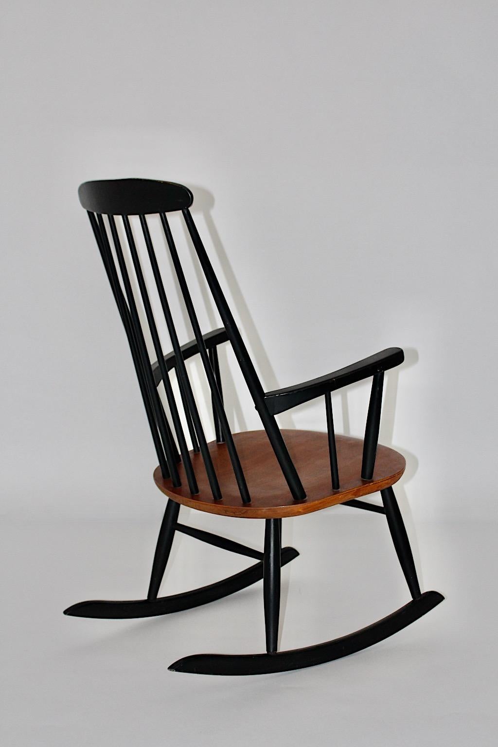 Sedia a dondolo scandinava moderna vintage in teak nero Ilmari Tapiovaara, anni '50 in vendita 1