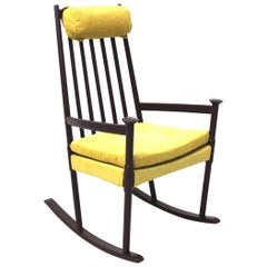 Chaise à bascule scandinave moderne vintage en hêtre marron avec coussins jaunes, années 1960