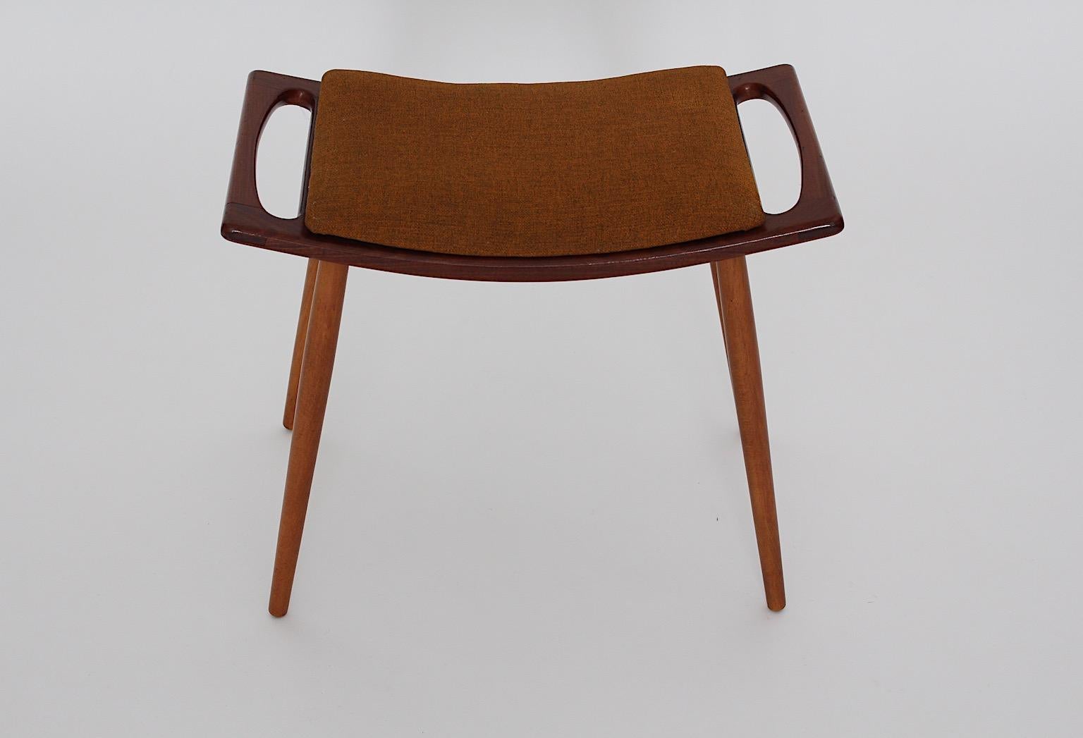 Taburete o reposapiés escandinavo moderno vintage de teca marrón anaranjado quemado años 60 Escandinavo moderno en venta