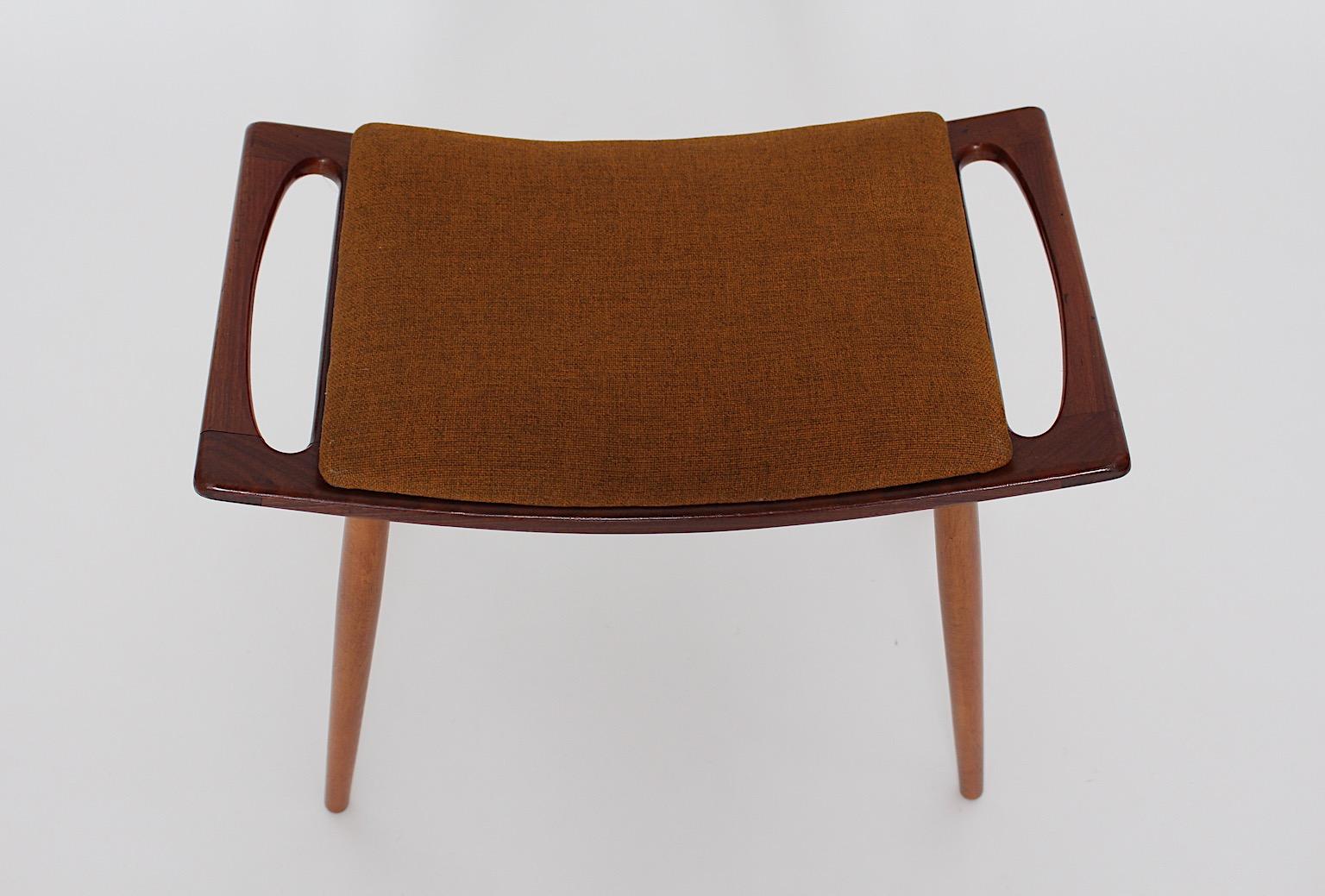 Taburete o reposapiés escandinavo moderno vintage de teca marrón anaranjado quemado años 60 en Bueno estado para la venta en Vienna, AT
