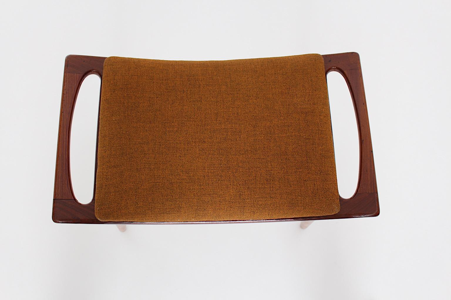 Taburete o reposapiés escandinavo moderno vintage de teca marrón anaranjado quemado años 60 siglo XX en venta