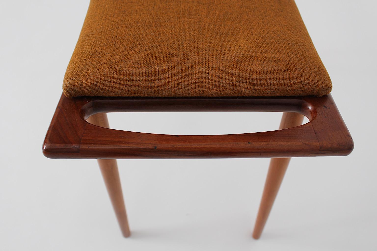 Taburete o reposapiés escandinavo moderno vintage de teca marrón anaranjado quemado años 60 Tela en venta