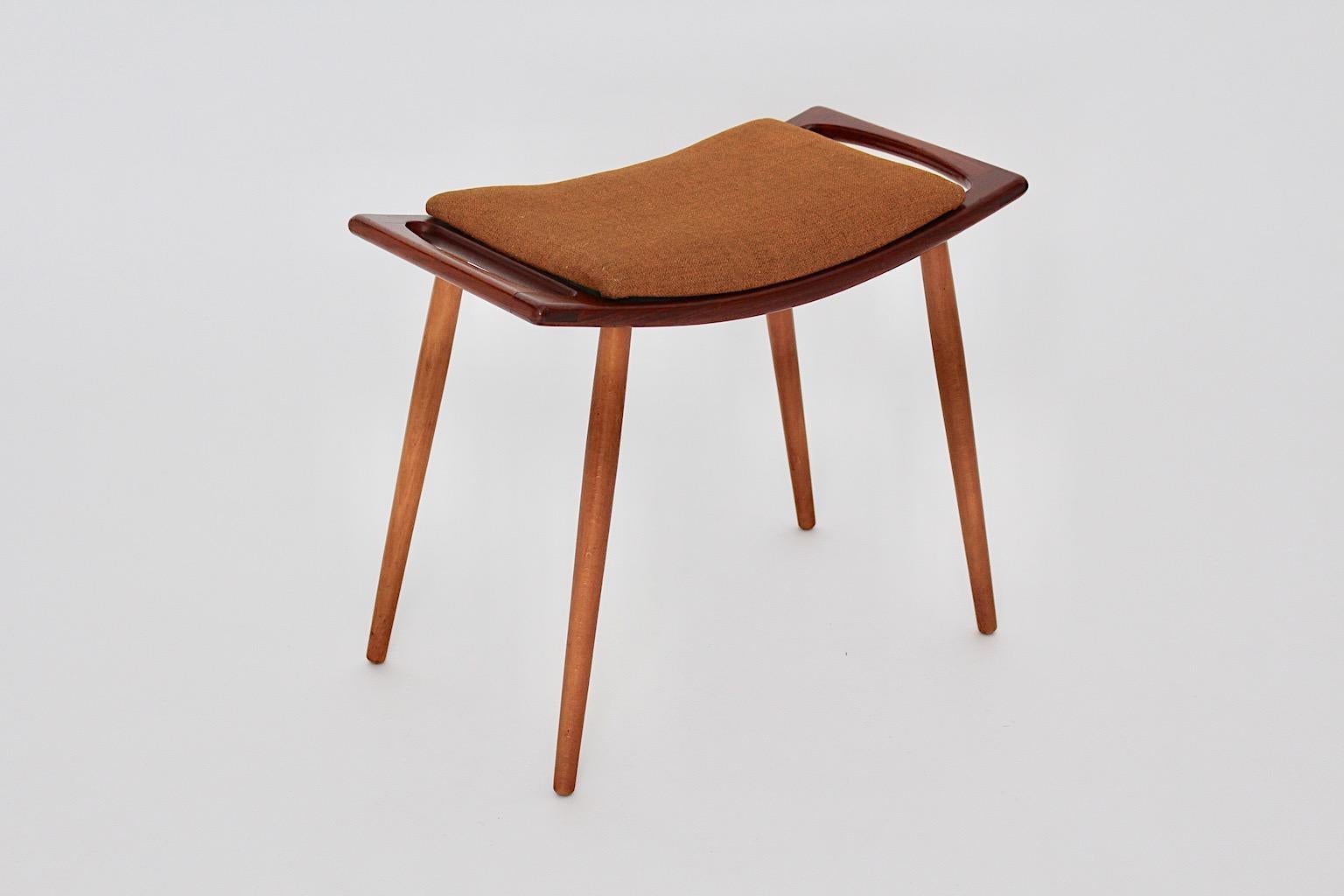 Taburete o reposapiés escandinavo moderno vintage de teca marrón anaranjado quemado años 60 en venta 1