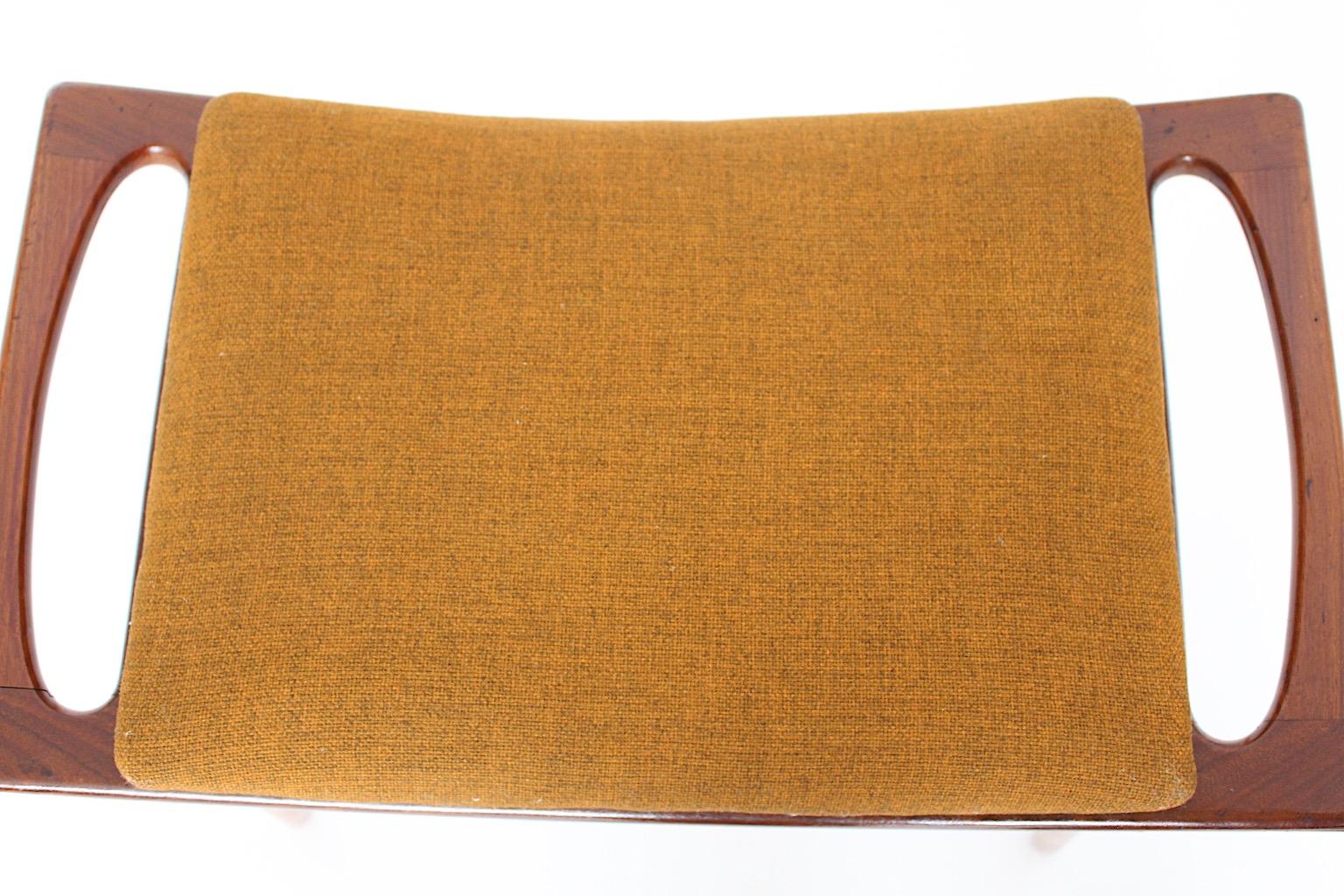 Taburete o reposapiés escandinavo moderno vintage de teca marrón anaranjado quemado años 60 en venta 2