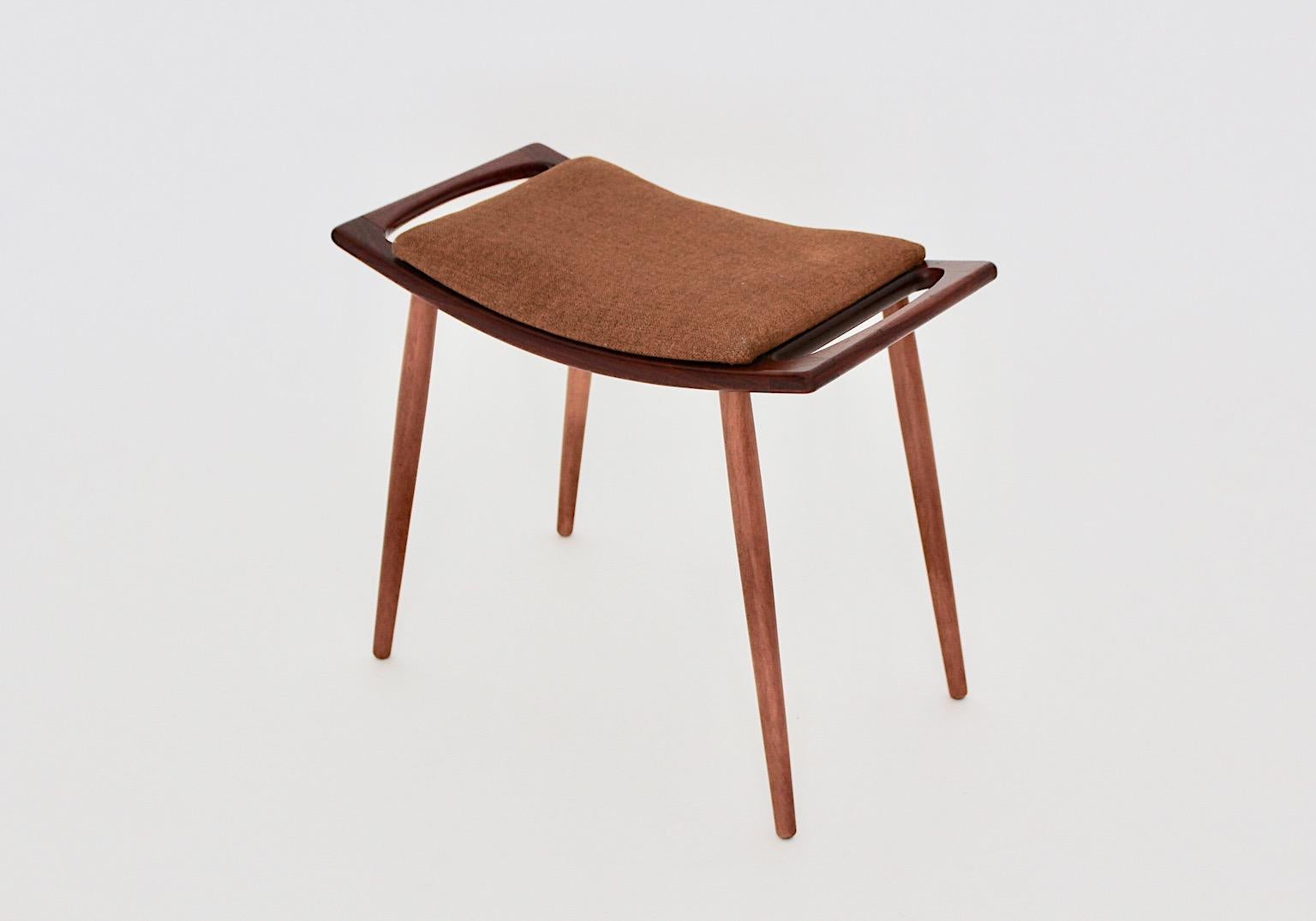 Taburete o reposapiés escandinavo moderno vintage de teca marrón anaranjado quemado años 60 en venta 3