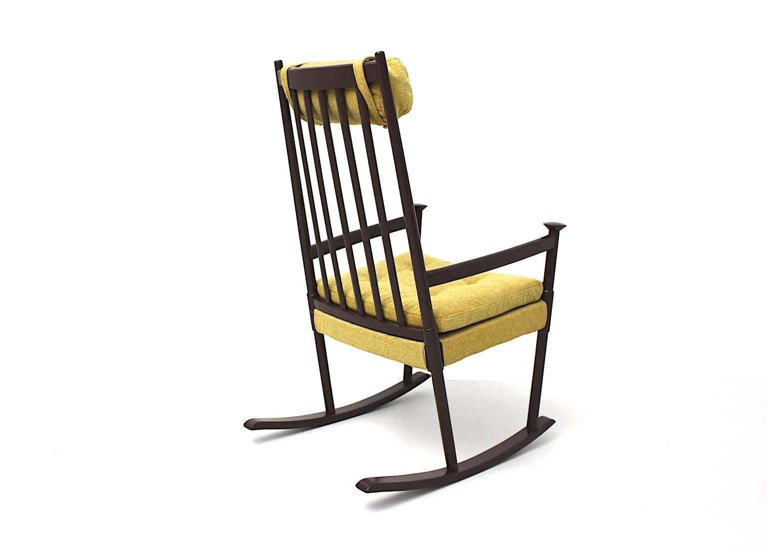Laccato Sedia a dondolo scandinava The Modern Scandinavian Vintage Chocolate Brown Beech 1960s in vendita