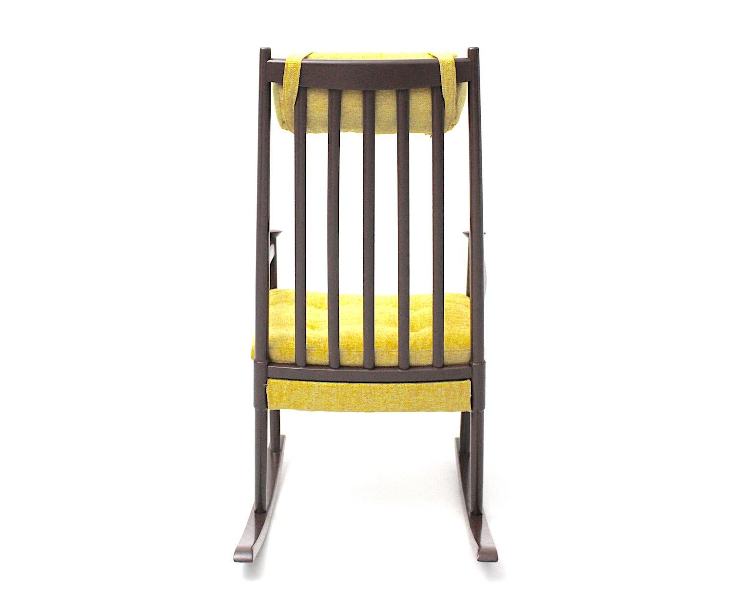 Sedia a dondolo scandinava The Modern Scandinavian Vintage Chocolate Brown Beech 1960s In condizioni buone in vendita a Vienna, AT