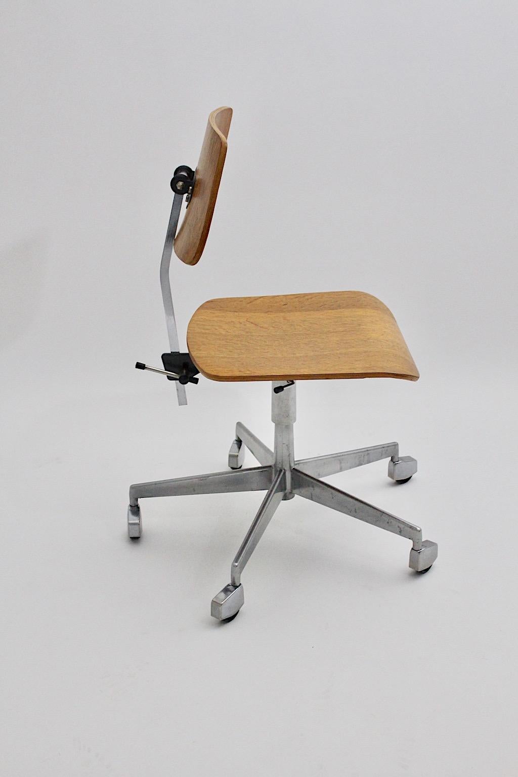 Scandinavian Modern vintage desk chair or office chair with swiveling function by Labofa from chromed metal and oak laminated plywood
1950s Denmark.
A wonderful swiveling desk chair from oak laminated plywood on the seat and back, while the back is