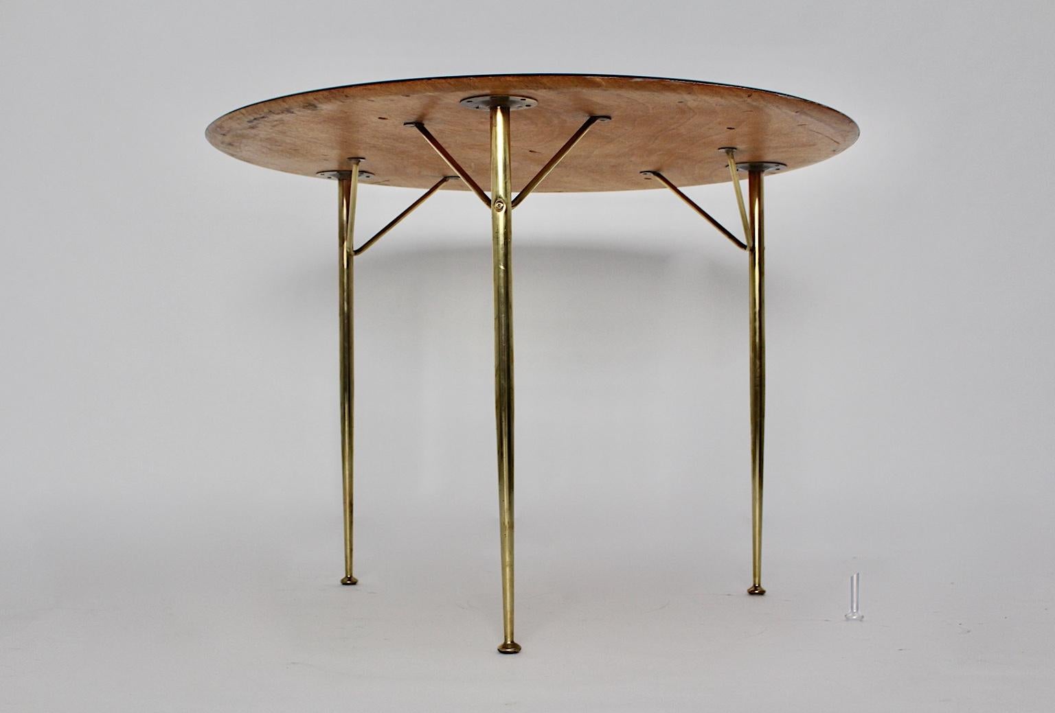Table de salle à manger ou table centrale vintage moderne scandinave d'Arne Jacobsen pour Fritz Hansen, qui a été créée et fabriquée au Danemark dans les années 1950.
La table de salle à manger présente une base en laiton à trois pieds et un nouveau