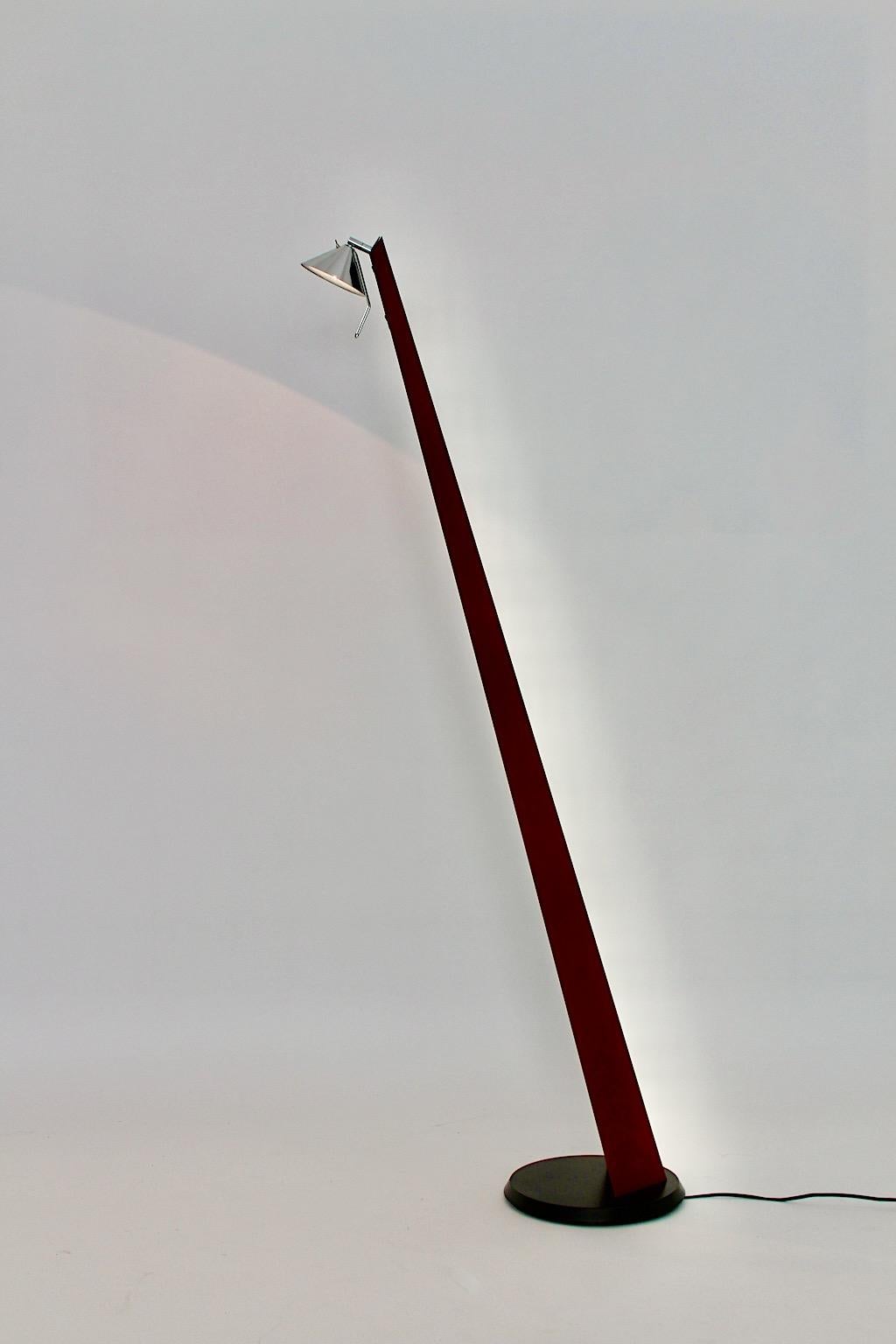The Scandinavian Modern Design vintage lampadaire forme d'angle en plastique et métal chromé années 1980.
Un lampadaire épuré et neutre, caractérisé par des caractéristiques minimales et propres telles que la forme angulaire et la couleur brune