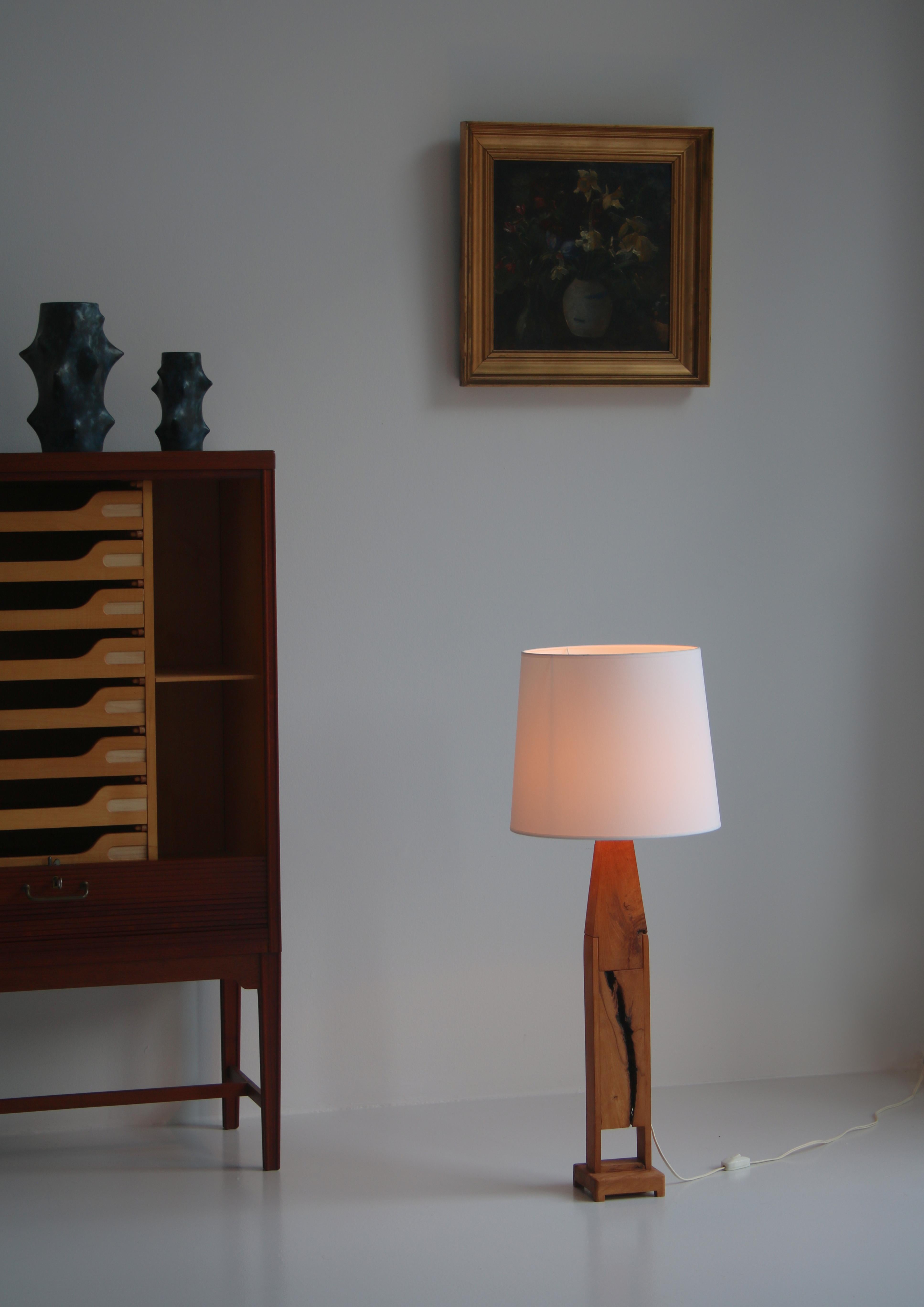 Large and stunning vintage pine wood floor lamp. Made in Denmark in the 1970s from a single piece of wood. The grain and structure is amazing and the design typical for Scandinavian Modern furniture of the period. Great condition.
