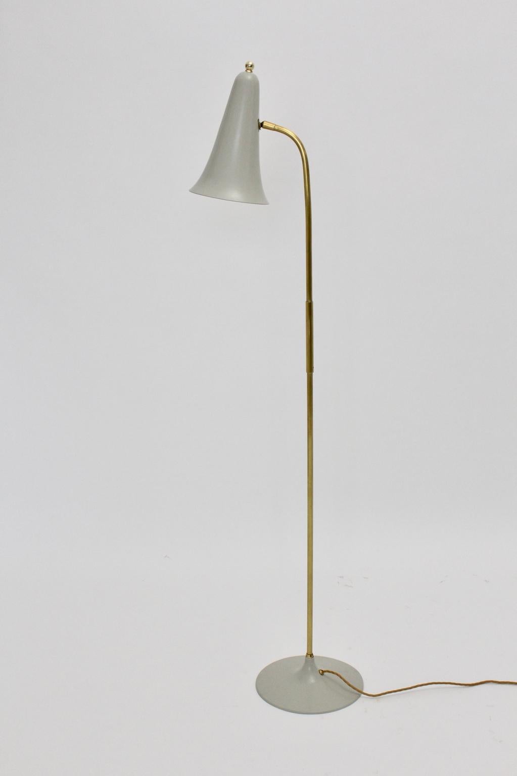 The Scandinavian Modern era stands for reduced forms and shapes.
This presented floor lamp shows these great attitudes.
Additionally the floor lamp combines elegance and coolness.
Also the floor lamp was made of a grey lacquered cast iron trumpet