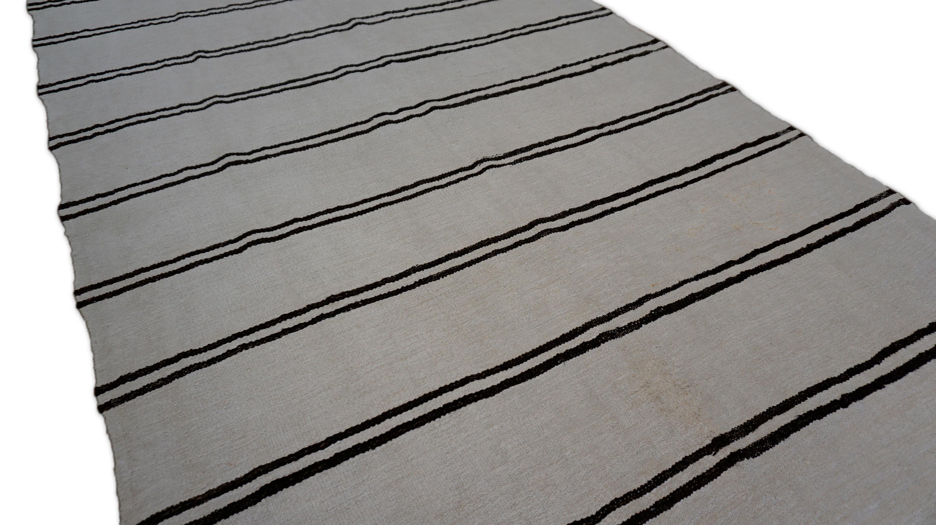 Turco The Modern Scandinavian Modern Avorio e Kilim Hemp a strisce nere 5'10''x11' in vendita