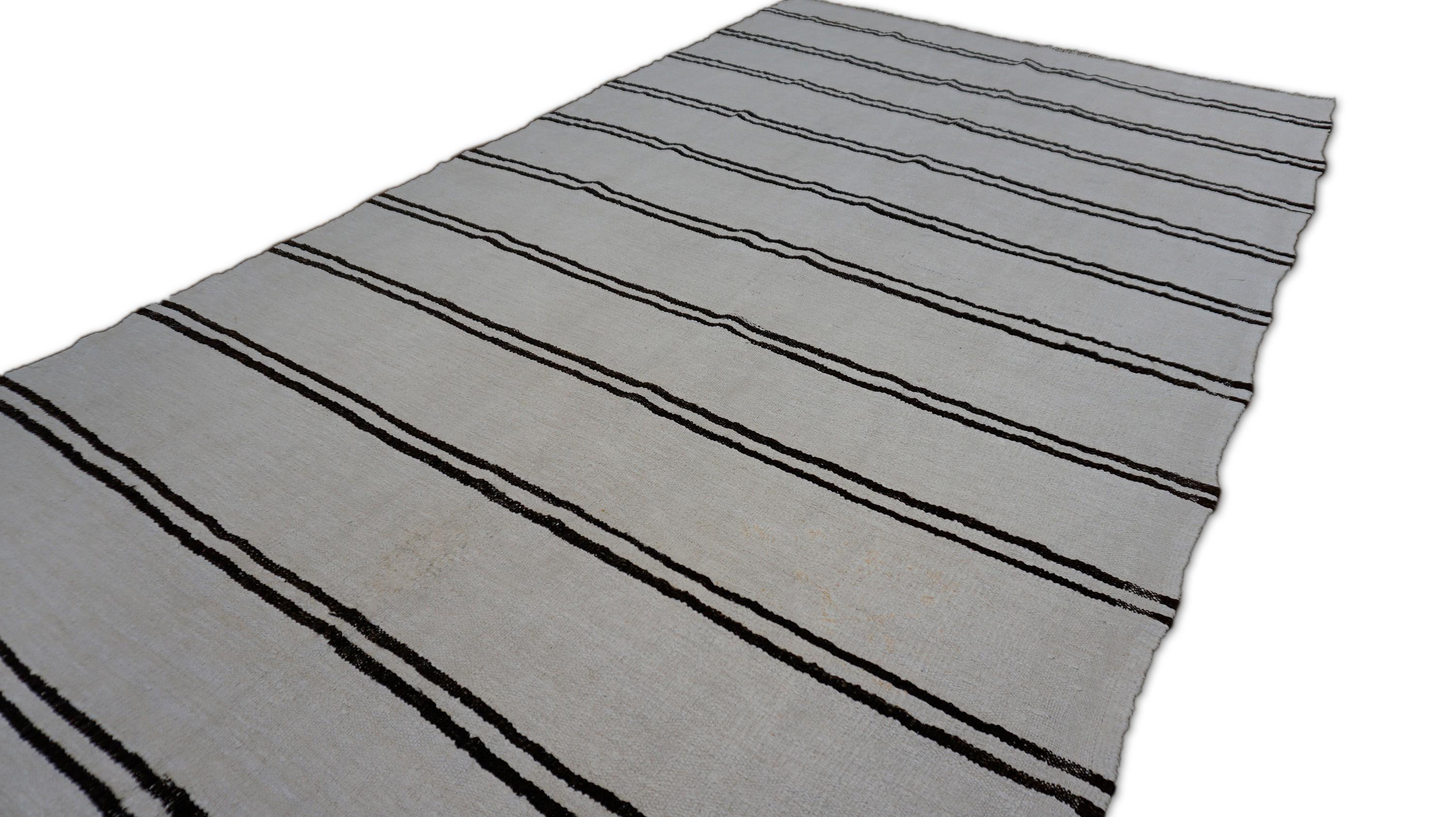 Tessuto a mano The Modern Scandinavian Modern Avorio e Kilim Hemp a strisce nere 5'10''x11' in vendita
