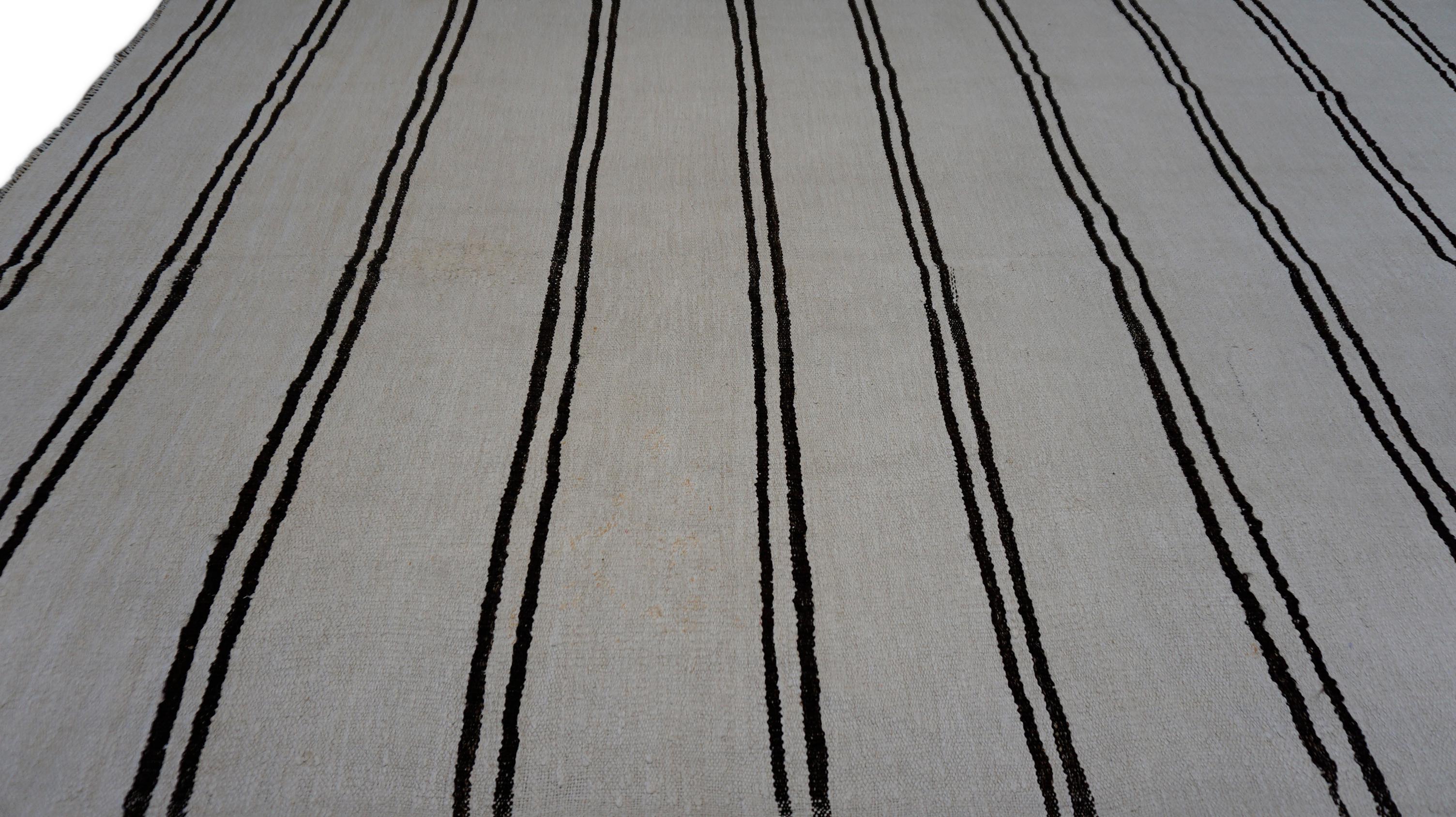 The Modern Scandinavian Modern Avorio e Kilim Hemp a strisce nere 5'10''x11' In condizioni buone in vendita a Torrance, CA