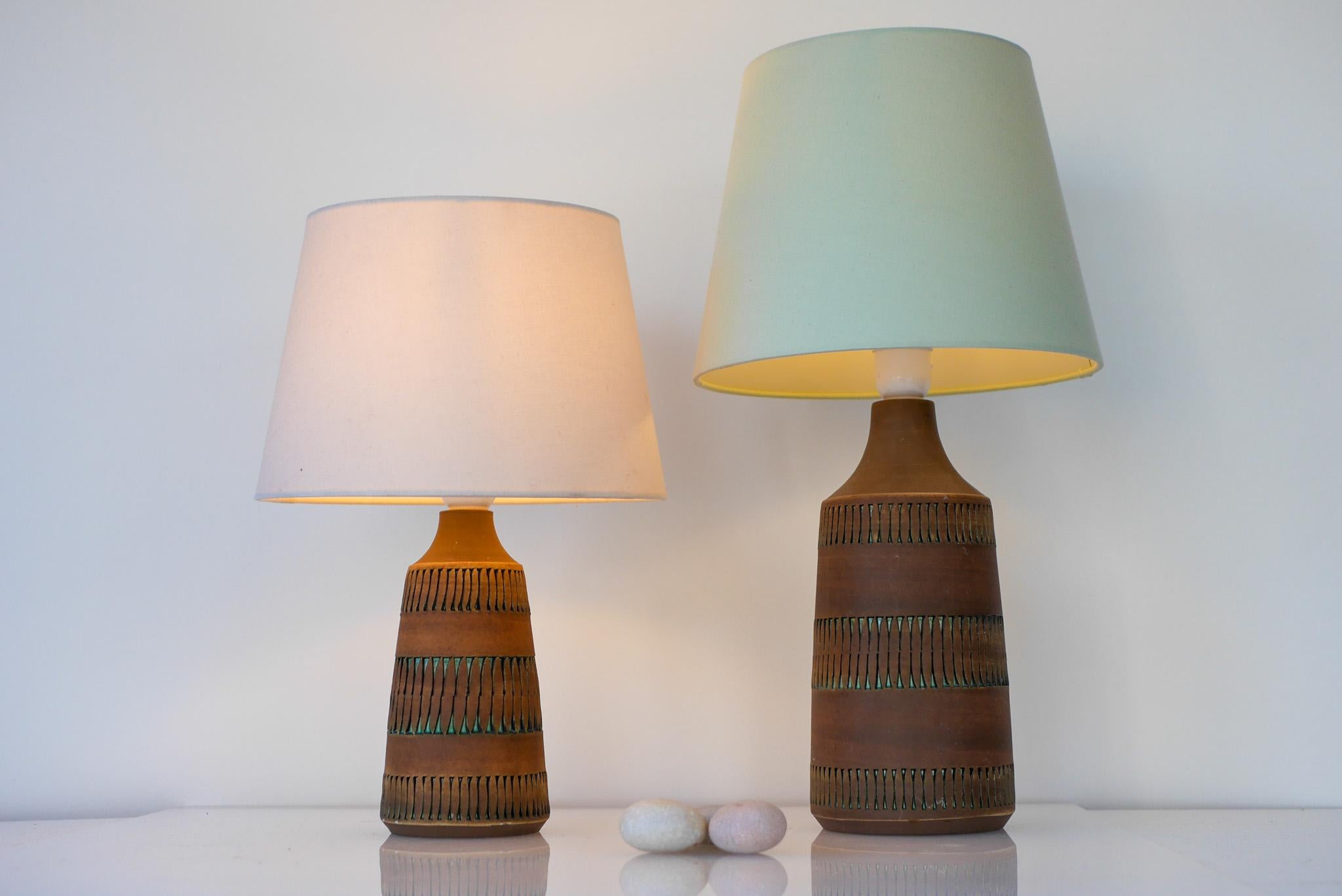 Una fantastica coppia di lampade vintage abbinate in ceramica, realizzate a mano da Thomas Anagrius per Kvidinge Keramik, in Svezia. Queste lampade sono semplici nel design, con motivi intricati incorporati e tutti fatti a mano. I motivi sono