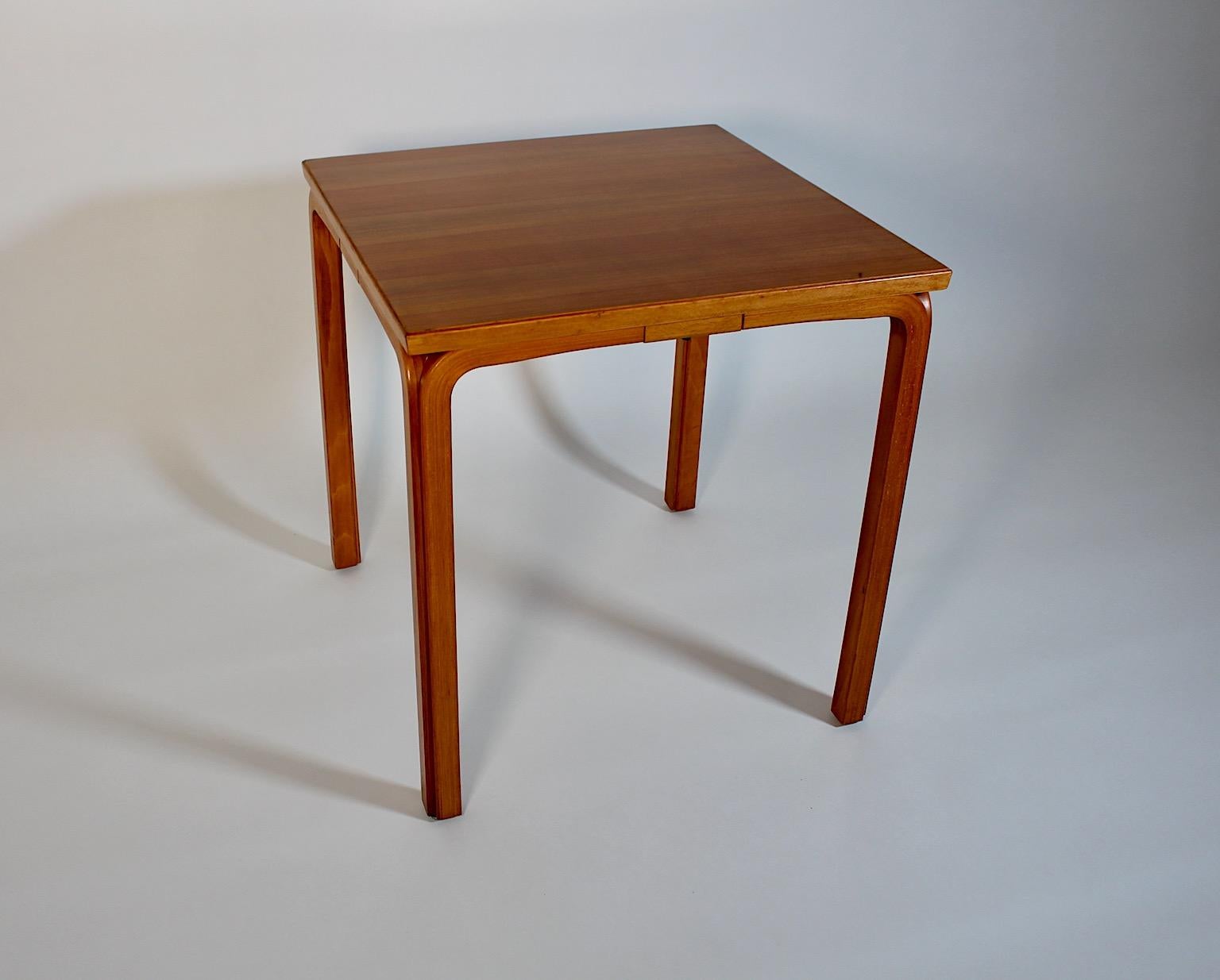 Scandinave moderne Table d'appoint carrée scandinave moderne Alvar Aalto, 1946, Finlande en vente