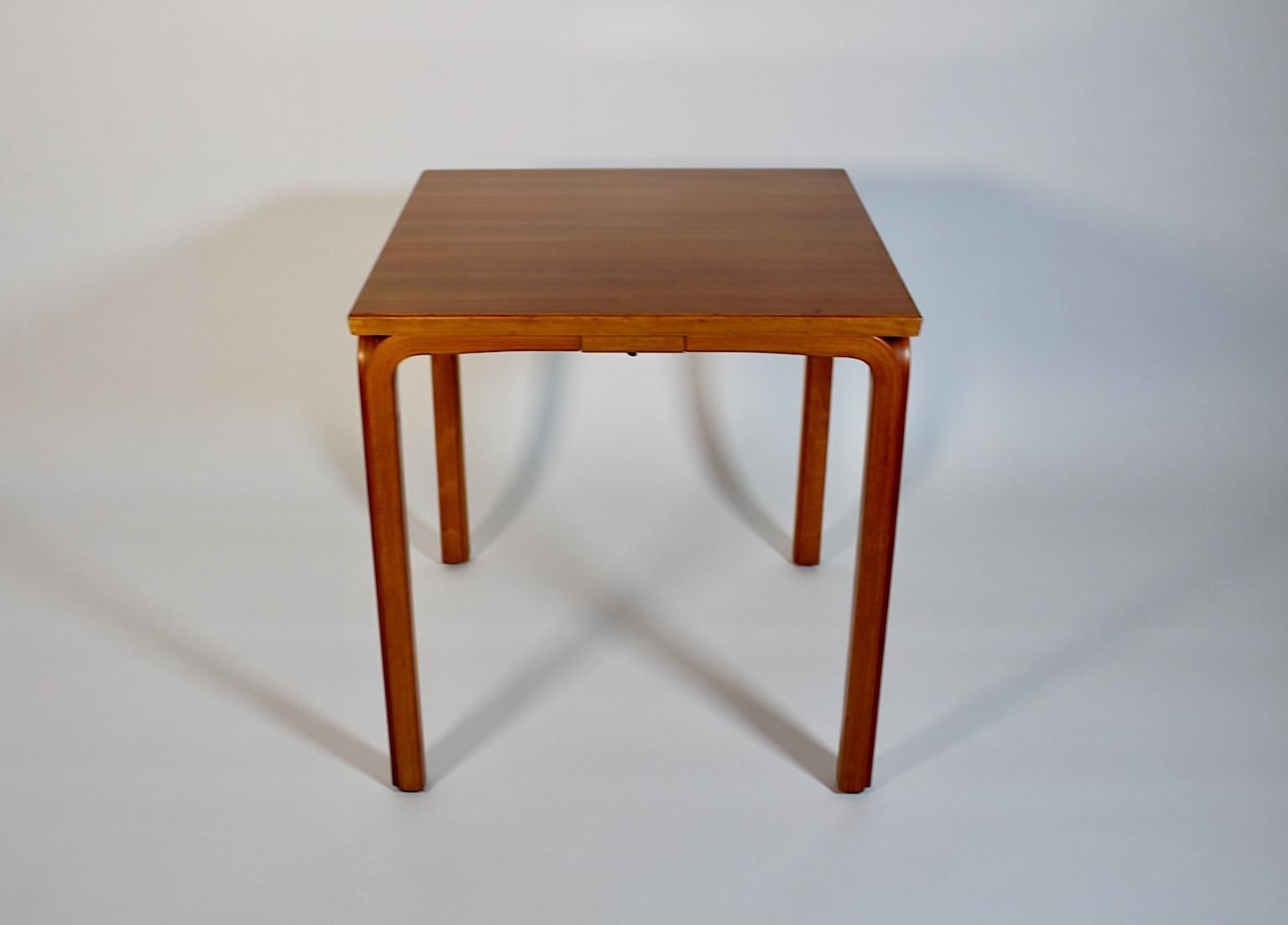 Table d'appoint carrée scandinave moderne Alvar Aalto, 1946, Finlande Bon état - En vente à Vienna, AT