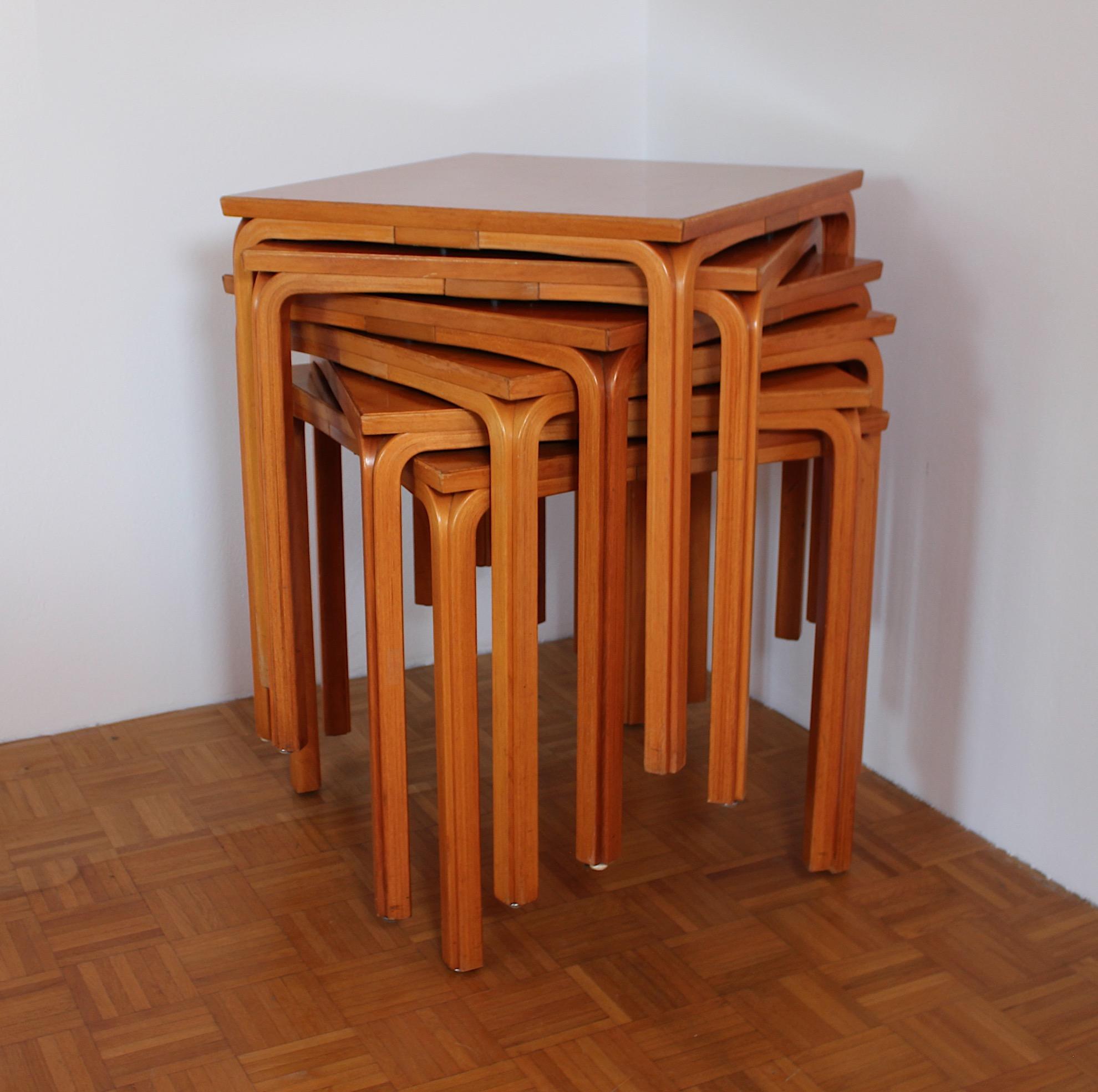 Mesa auxiliar vintage escandinava de abedul cuadrada Alvar Aalto 1946 Finlandia en Bueno estado para la venta en Vienna, AT