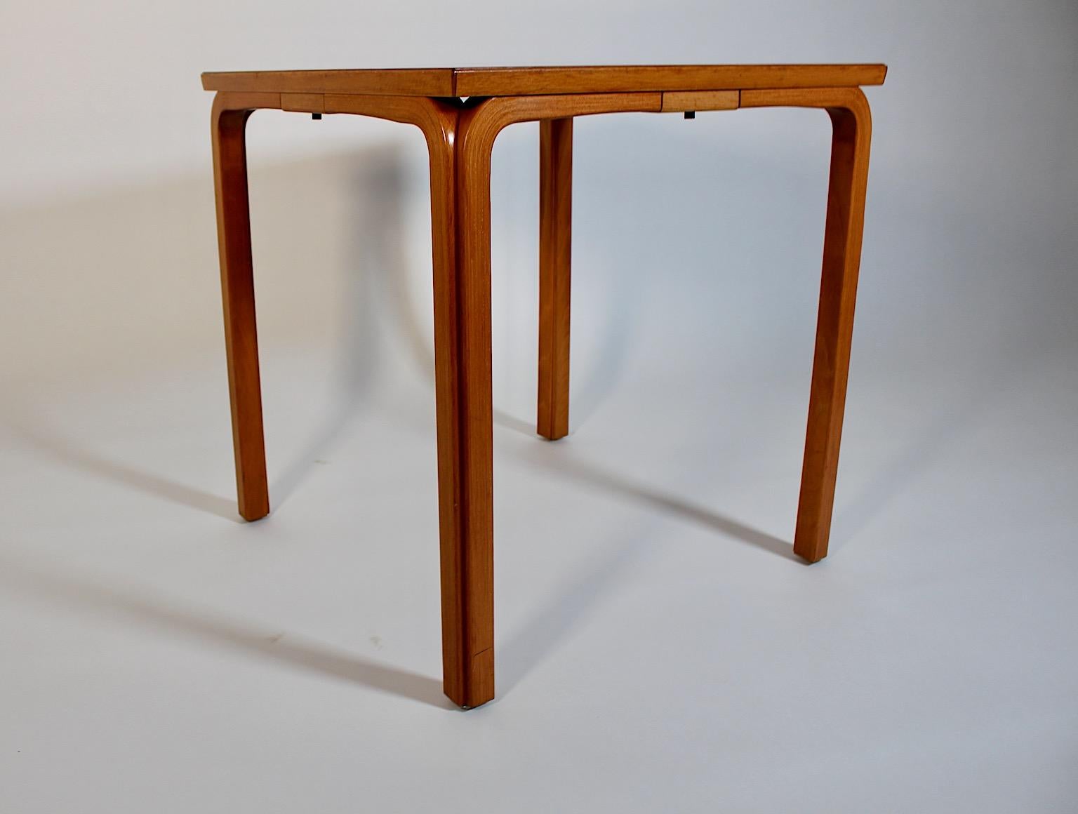 20ième siècle Table d'appoint carrée scandinave moderne Alvar Aalto, 1946, Finlande en vente