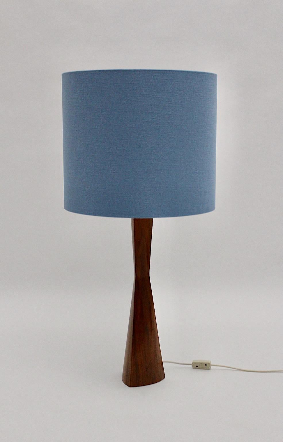 Teck Lampe de table moderne scandinave en teck, abat-jour bleu denim, 1960s, Danemark en vente