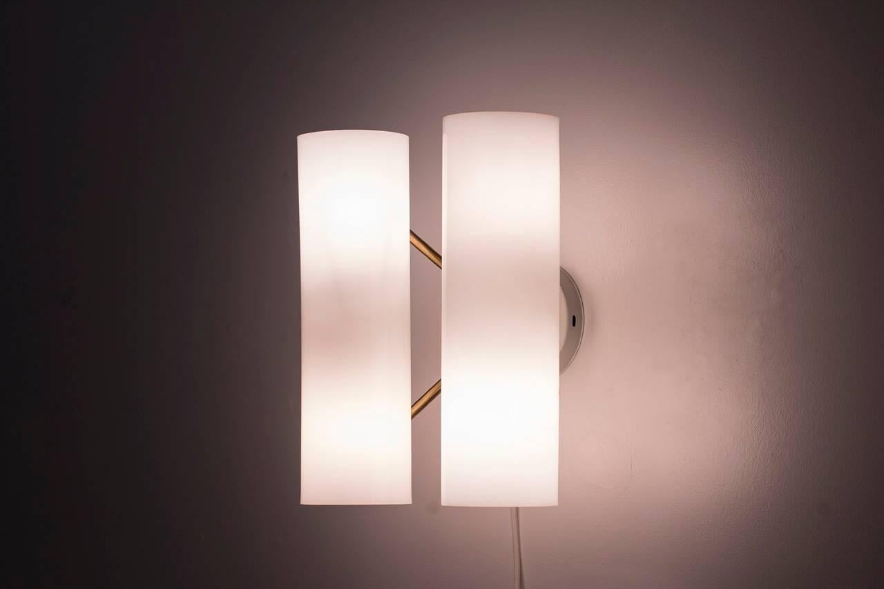 Rare wall lamp model 434 designed by Hans Bergtsröm for Ateljé Lyktan in Sweden during the 1950s. Acrylic lampshades, brass fittings, white lacquered metal wall plate. Shades holding four
bulbs.