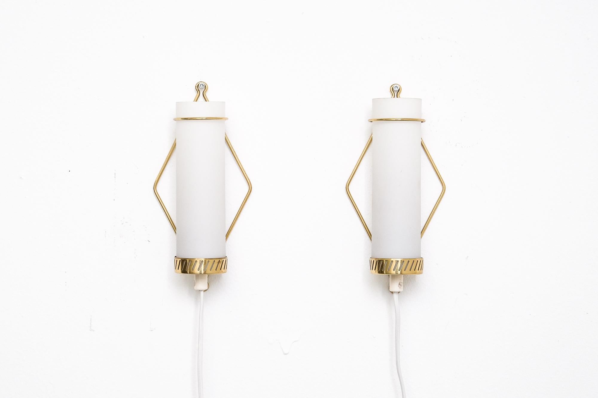 A pretty pair of brass and opaline glass wall lamps by Maria Lindeman for Idman, model K8-25, late 1950s.

E27 bulb holder
Measures: Height 25 cm
Depth 7 cm.