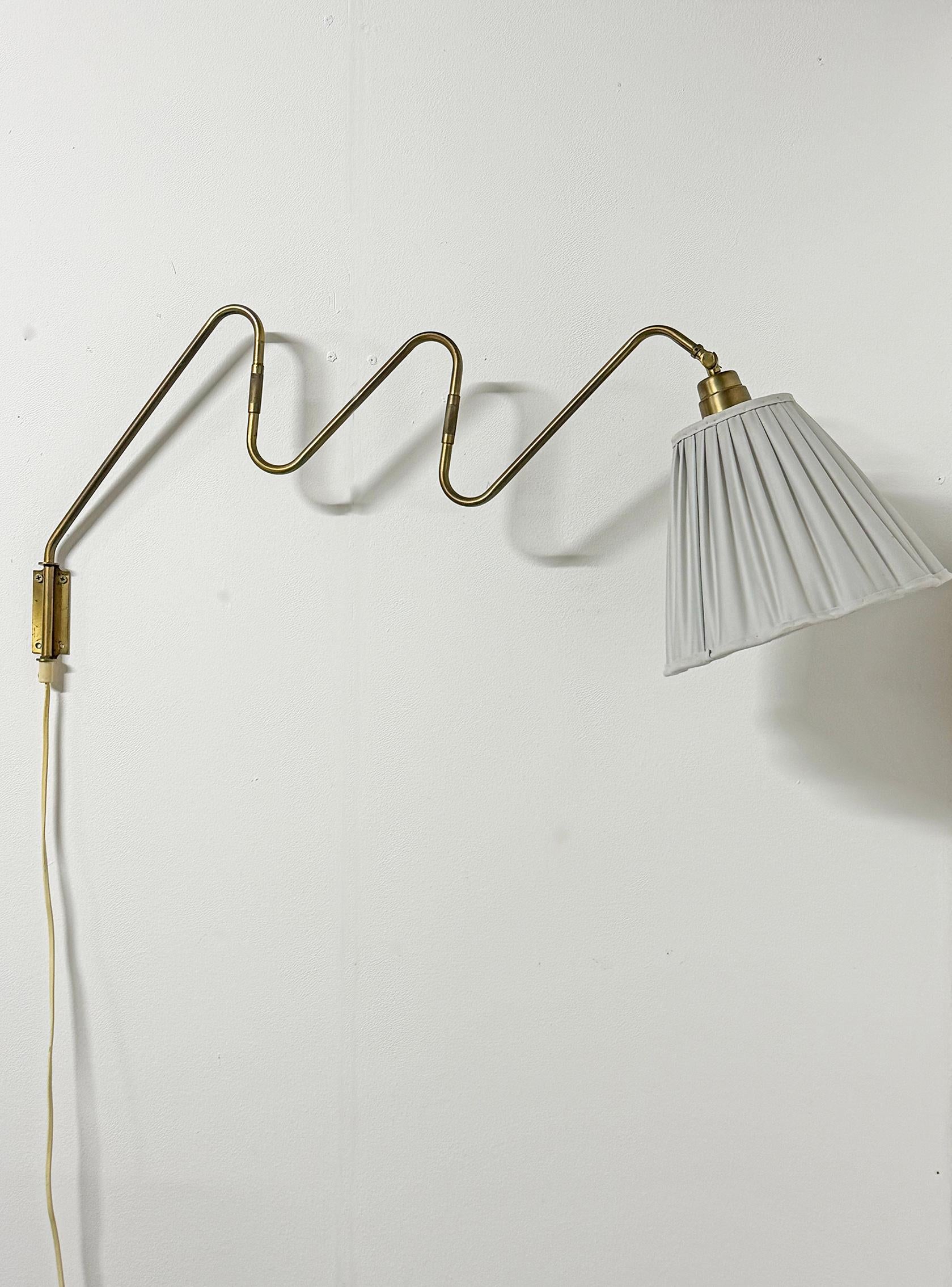 Applique en laiton, ajustable, à col courbé, The Scandinavian Modern, Norvège, vers les années 1950.
Bon état vintage, usure et patine correspondant à l'âge et à l'utilisation. 
Patine du laiton, marques et rayures.
Veuillez noter que l'abat-jour