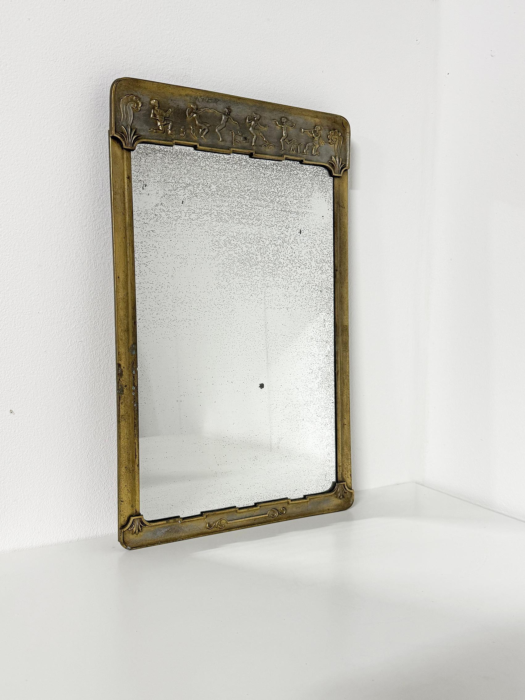 Raro y absolutamente hermoso espejo de pared escandinavo moderno de Stjärnmetall, ca. 1930.
Marco con figuras tocando música y bailando. Espejo original descolorido. 
Desgaste y pátina acordes con la edad y el uso. Arañazos, marcas y manchas. 