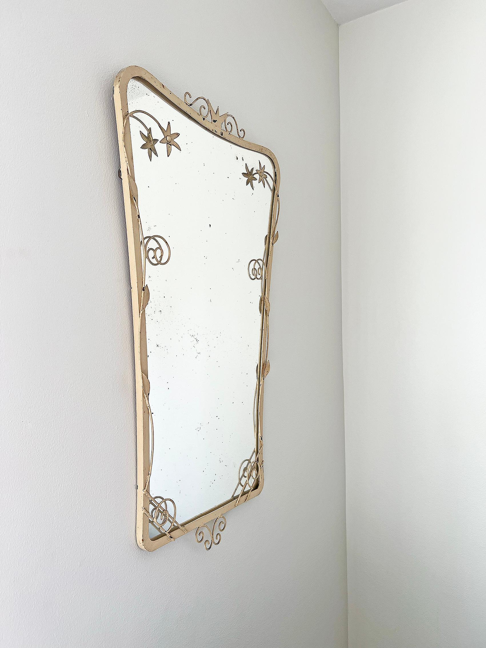 Très rare et magnifique miroir mural moderne scandinave, Suède vers les années 1940.
Pièce décorative avec des fleurs, des feuilles et une couronne sur le dessus. 
Concepteur et fabricant inconnus.   
Condit : usure due à l'âge et à l'utilisation.