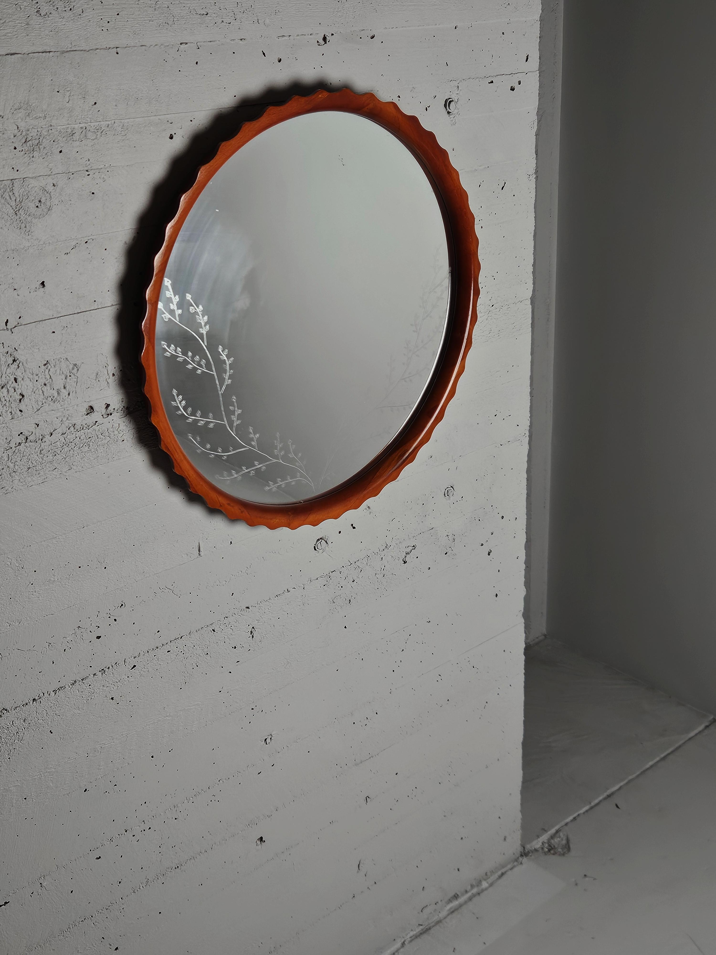 Big and rare anonymous wall mirror with a floral etching. Made in Sweden during the 1940s. 

Beautiful craftmanship. 

Made in beech.