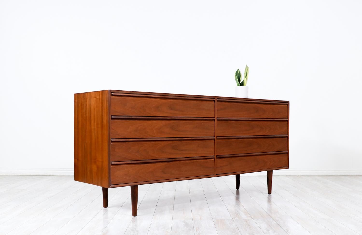 Scandinavian Modern Walnut 8-Drawer Dresser by Westnofa In Excellent Condition In Los Angeles, CA