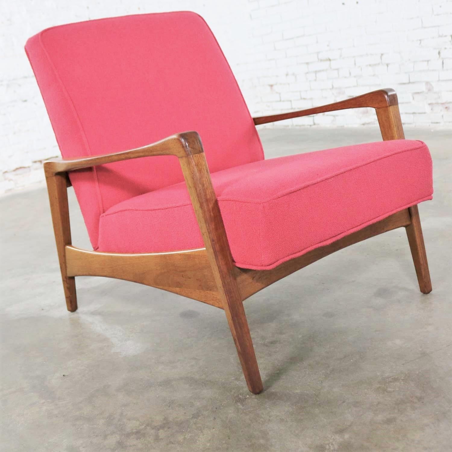 Handsome vintage MCM (a.k.a.) Mid-Century Modern 5476 lounge chair designed by George Nelson for Herman Miller. Comprised of a walnut frame and fuchsia fabric. Beautiful condition, keeping in mind that this is vintage and not new so will have signs