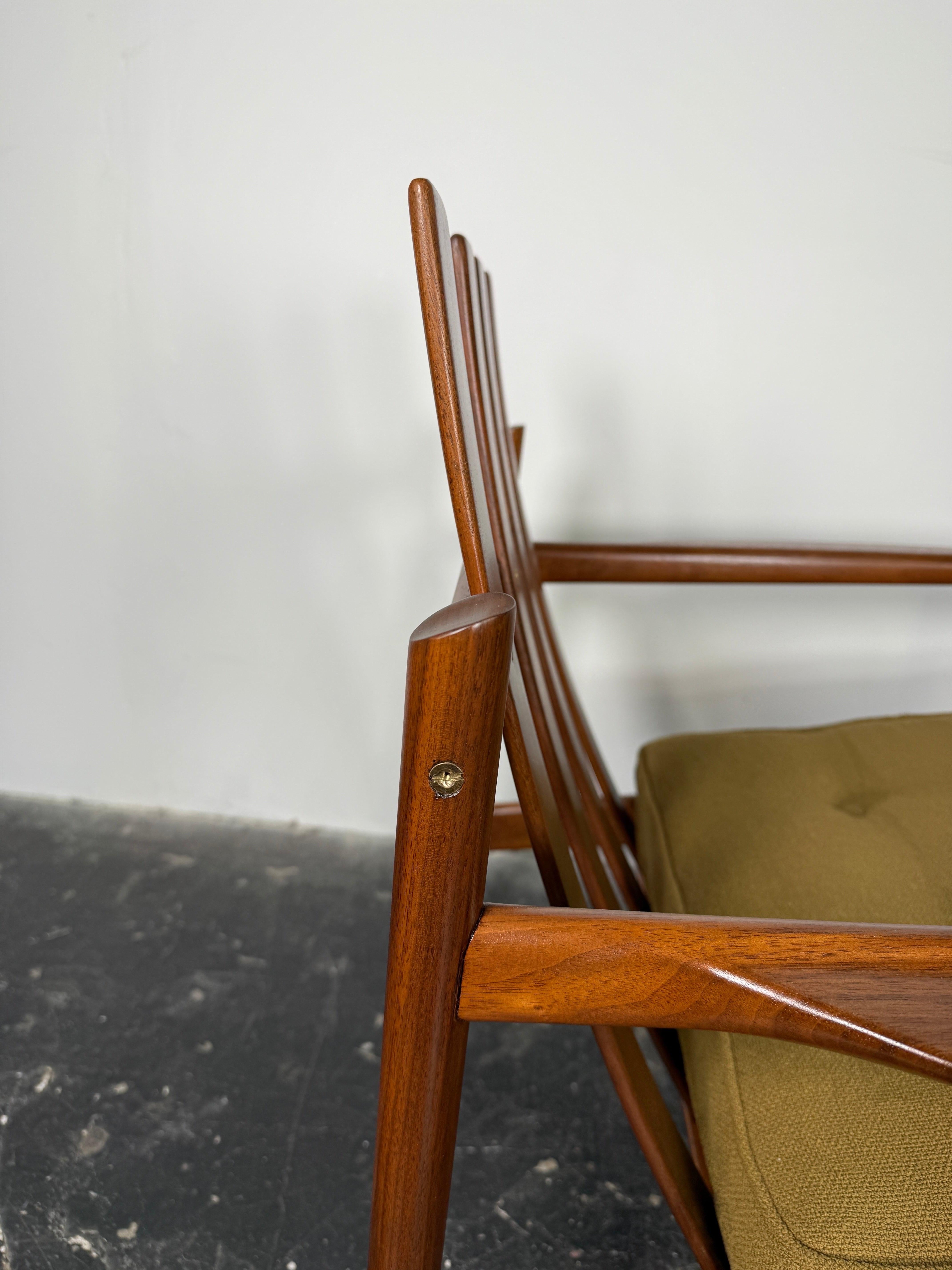 Chaise longue scandinave moderne en noyer par Ib Kofod-Larsen en vente 2