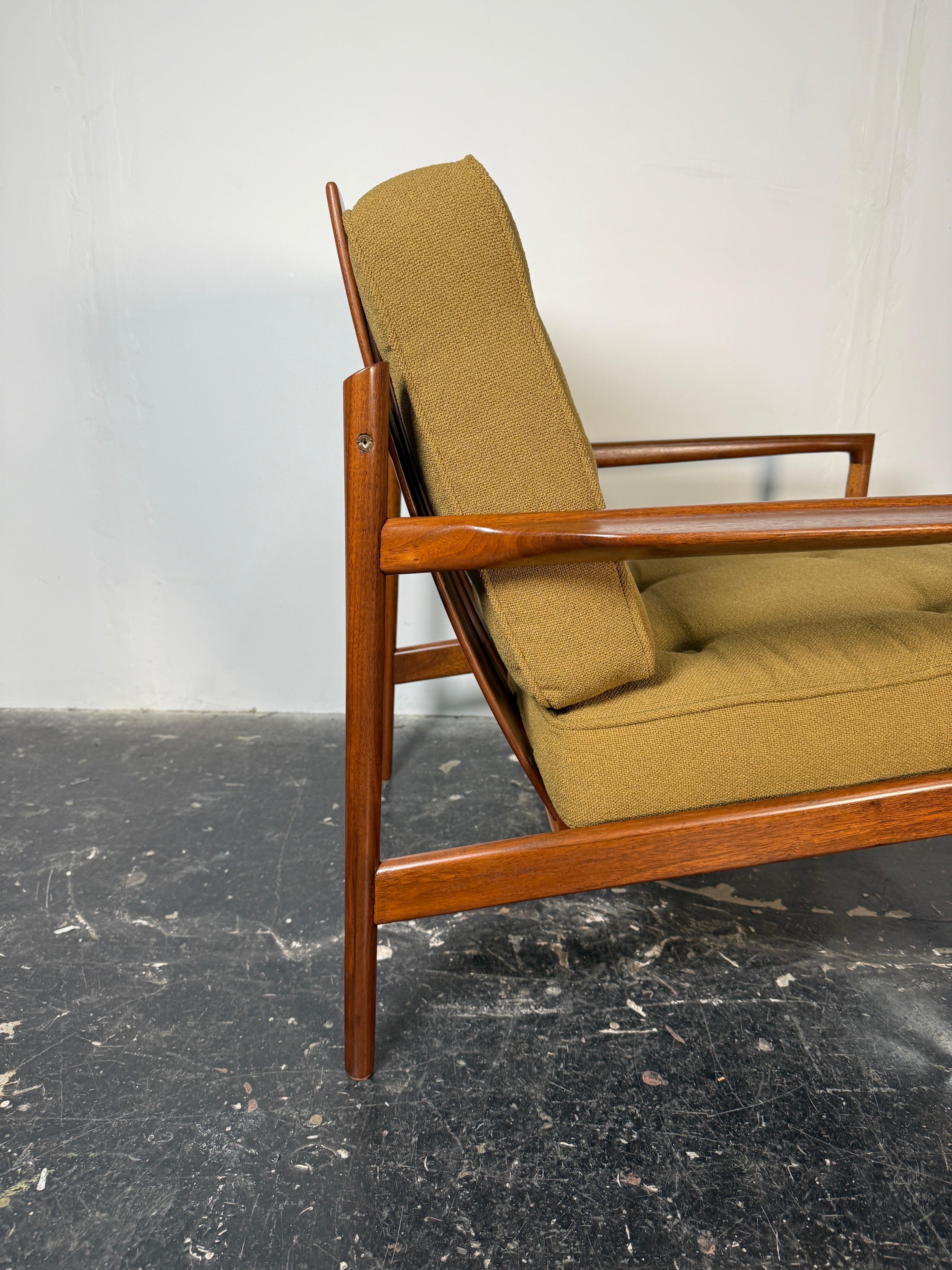 Chaise longue scandinave moderne en noyer par Ib Kofod-Larsen en vente 3