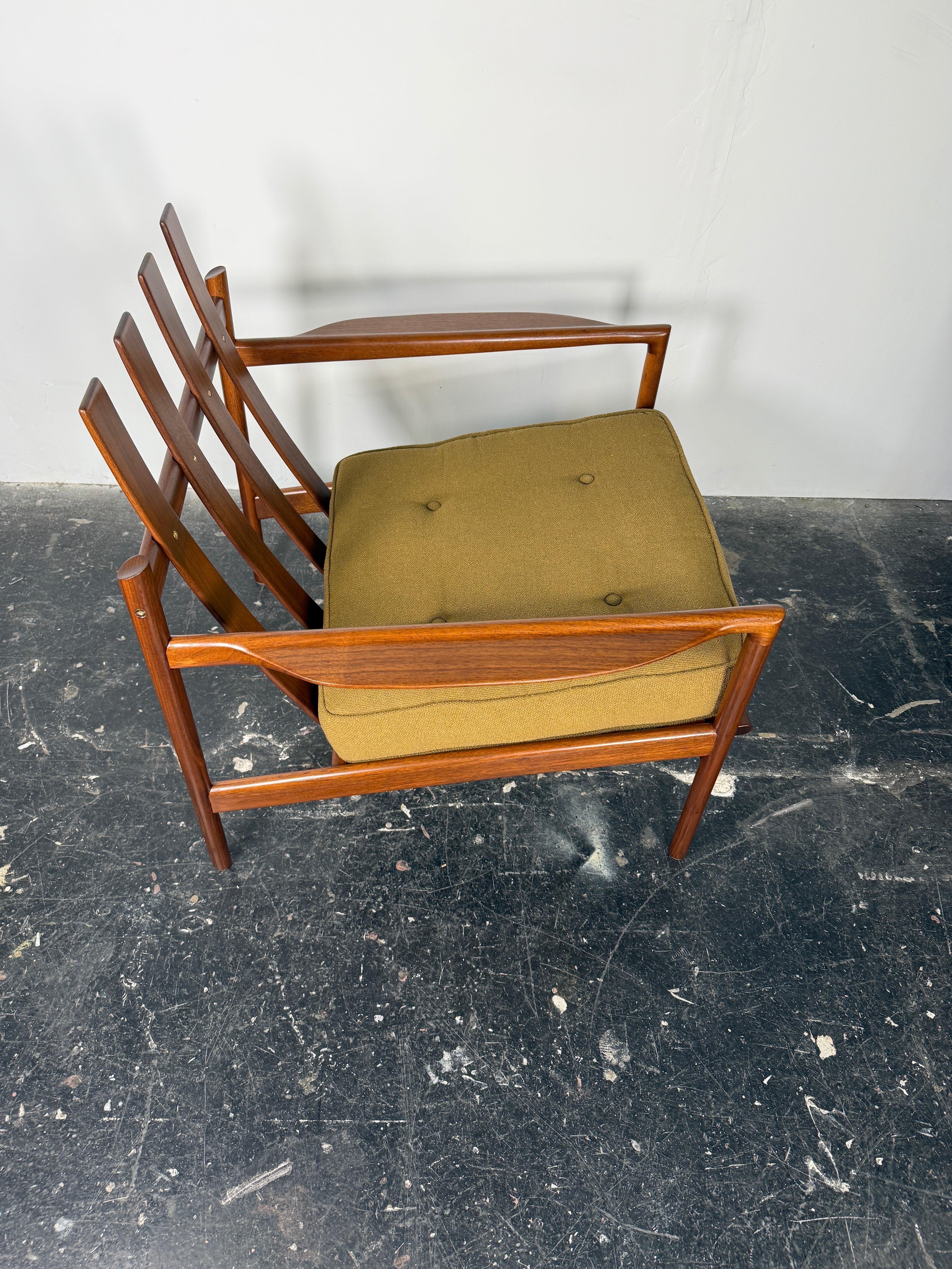 Chaise longue scandinave moderne en noyer par Ib Kofod-Larsen en vente 4