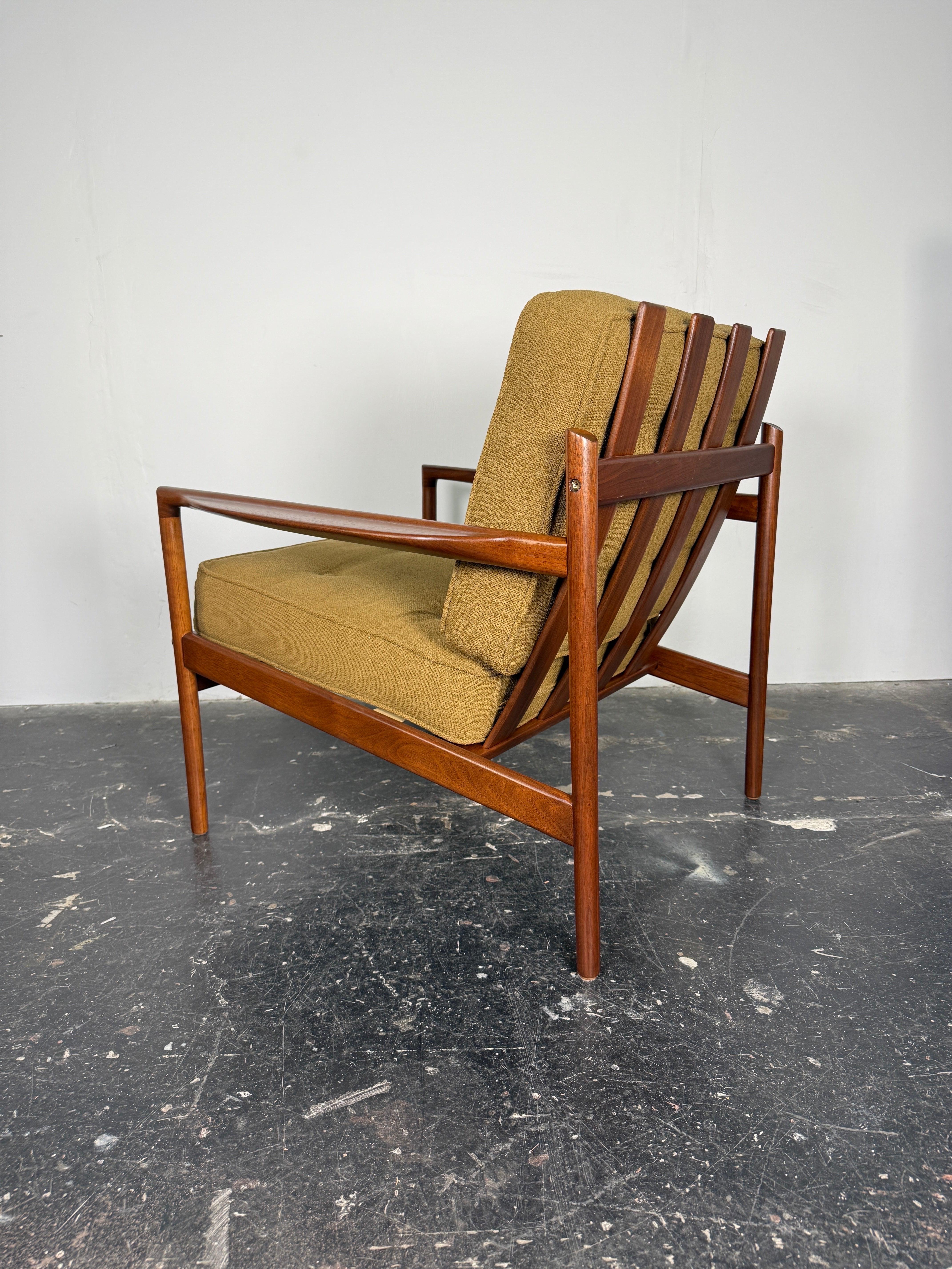 Chaise longue scandinave moderne en noyer par Ib Kofod-Larsen en vente 6