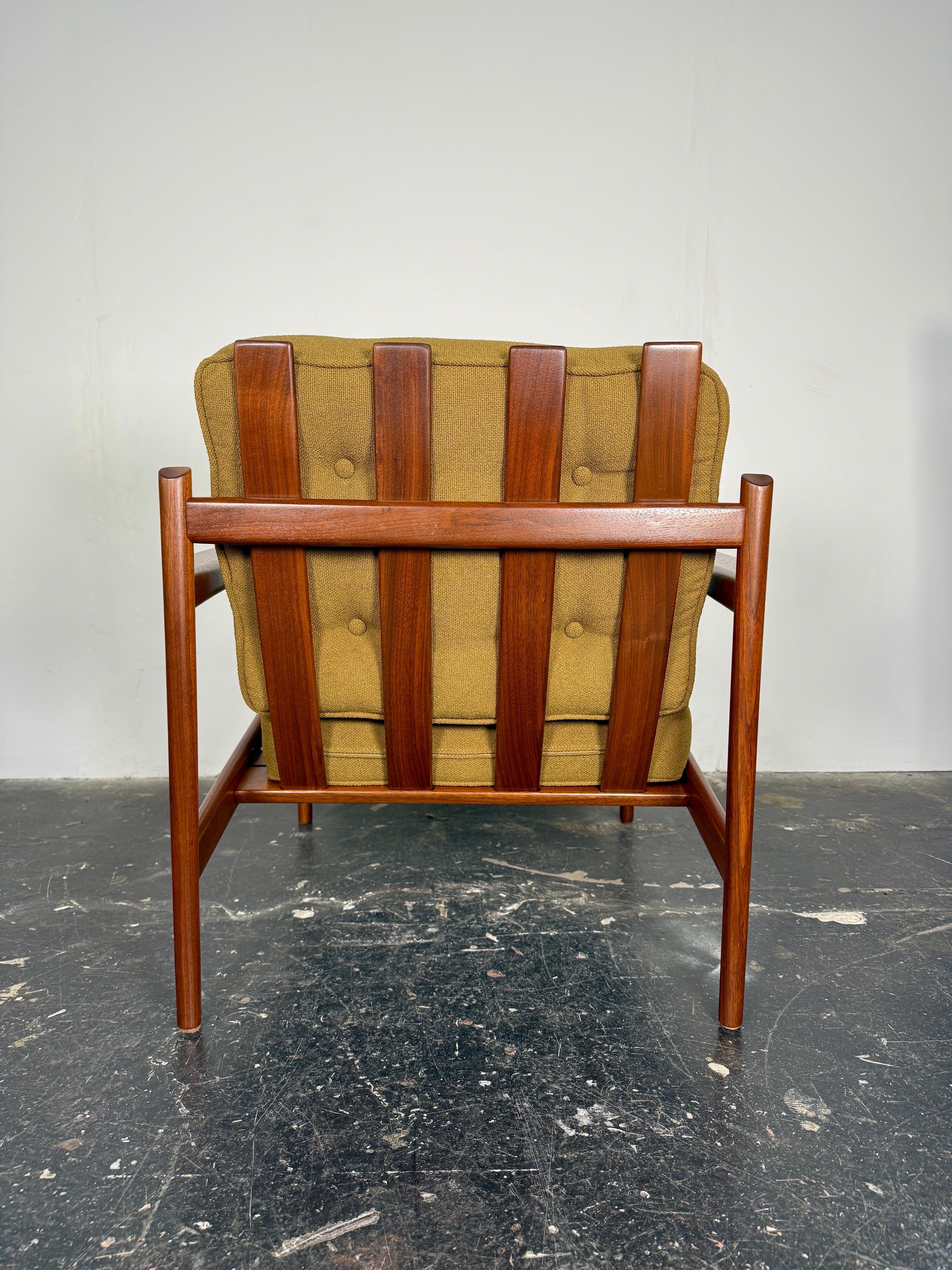 Scandinave moderne Chaise longue scandinave moderne en noyer par Ib Kofod-Larsen en vente