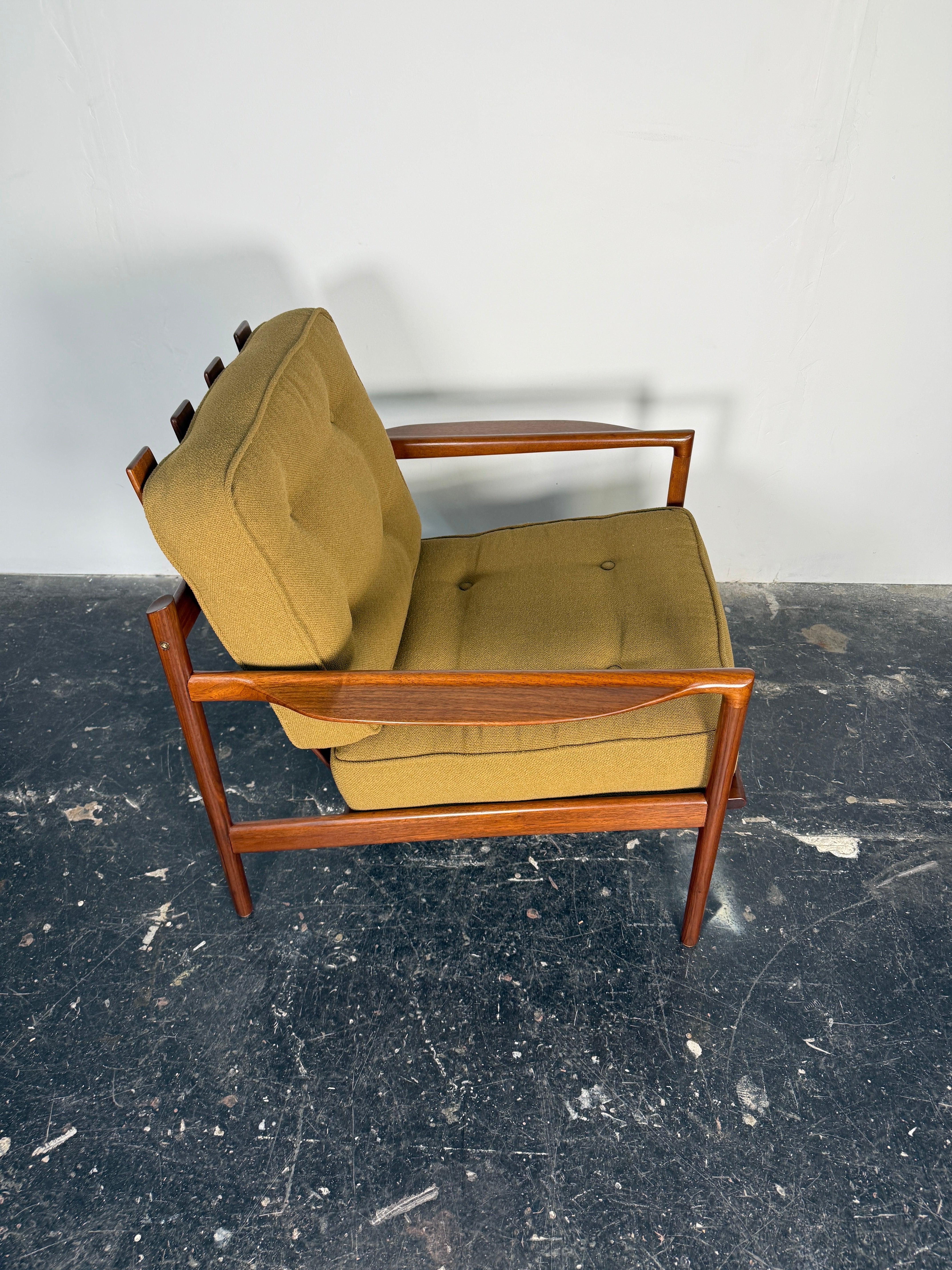 Danois Chaise longue scandinave moderne en noyer par Ib Kofod-Larsen en vente