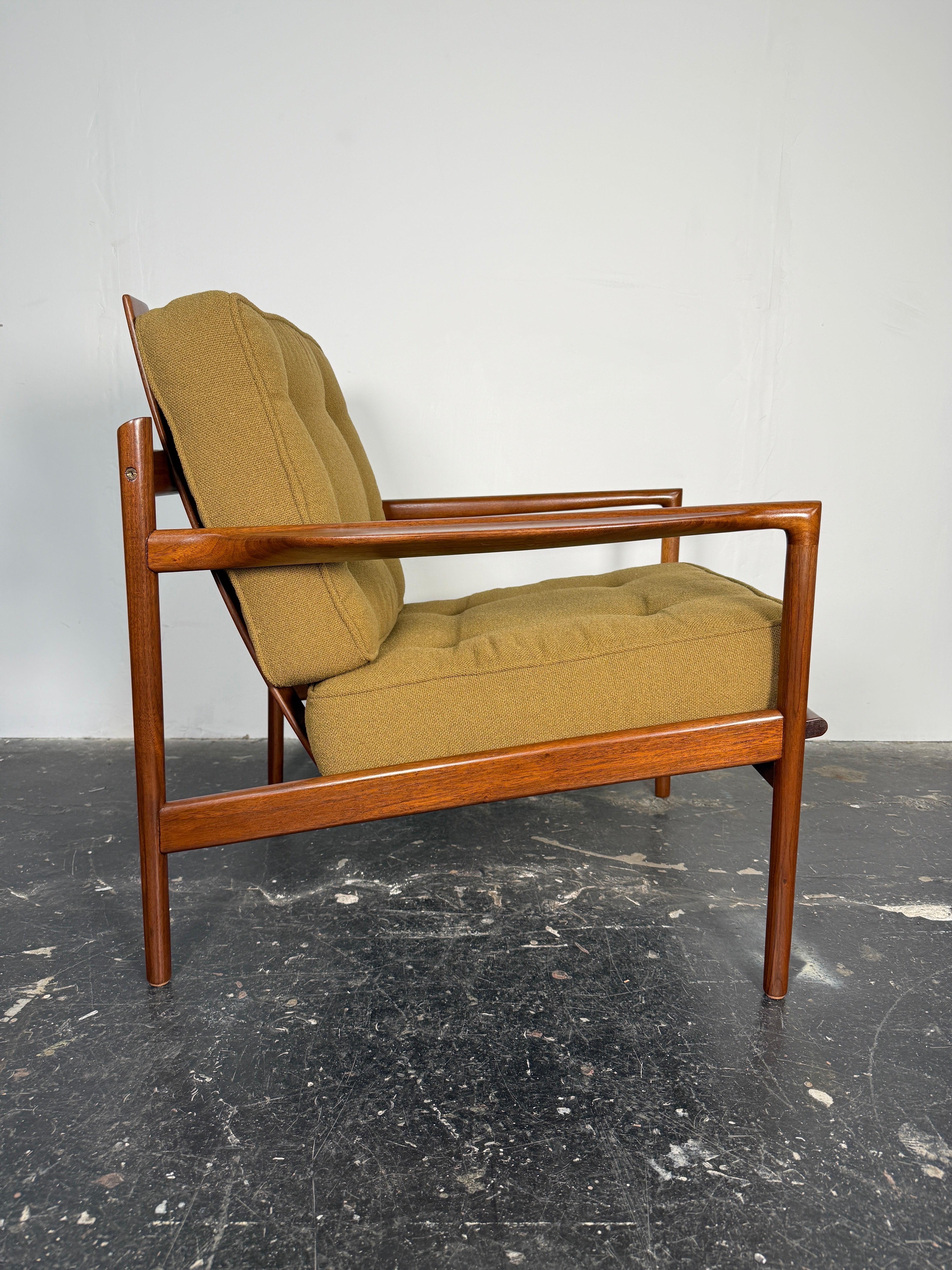 Laqué Chaise longue scandinave moderne en noyer par Ib Kofod-Larsen en vente