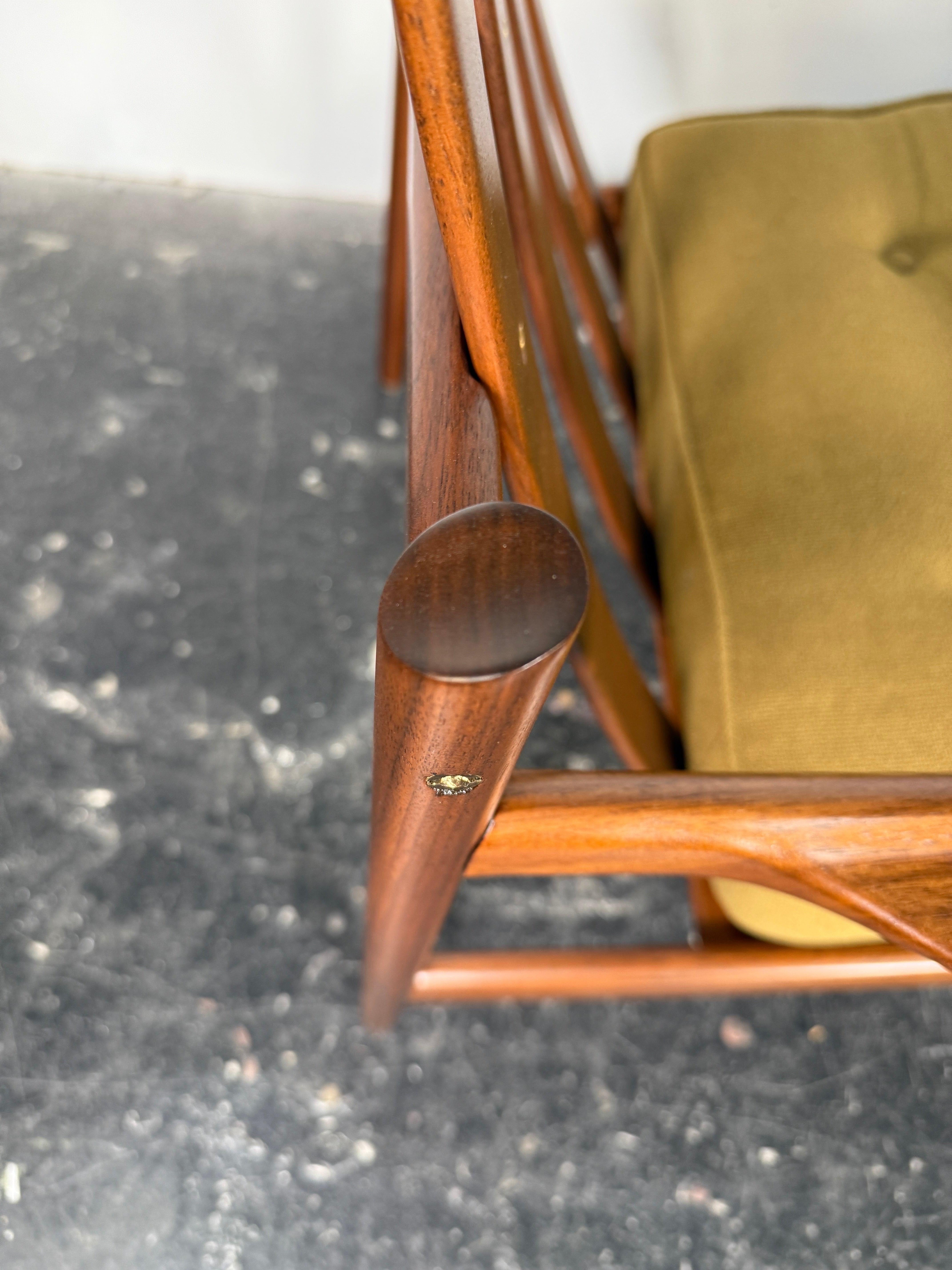 Chaise longue scandinave moderne en noyer par Ib Kofod-Larsen Bon état - En vente à San Diego, CA