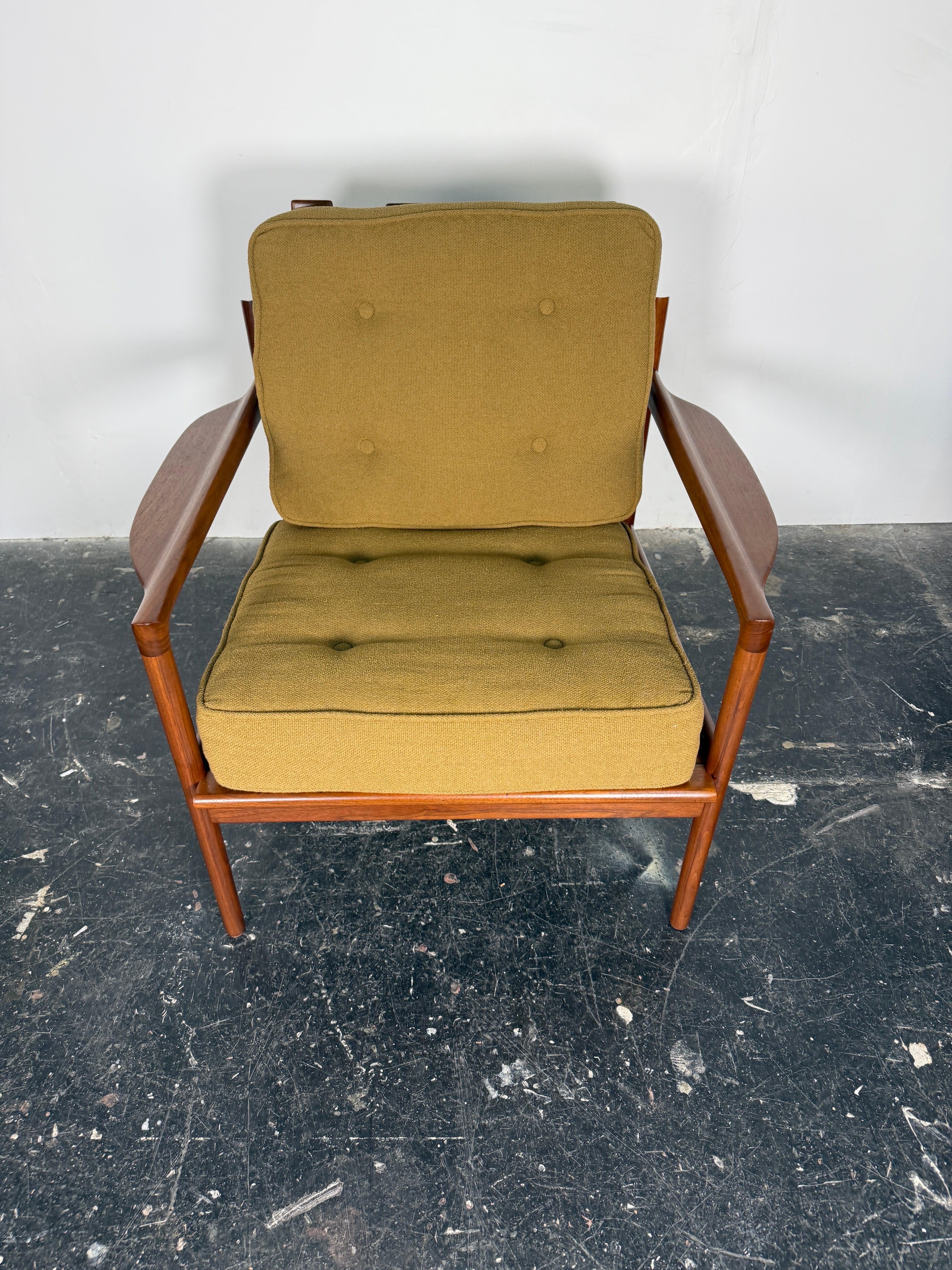 Milieu du XXe siècle Chaise longue scandinave moderne en noyer par Ib Kofod-Larsen en vente