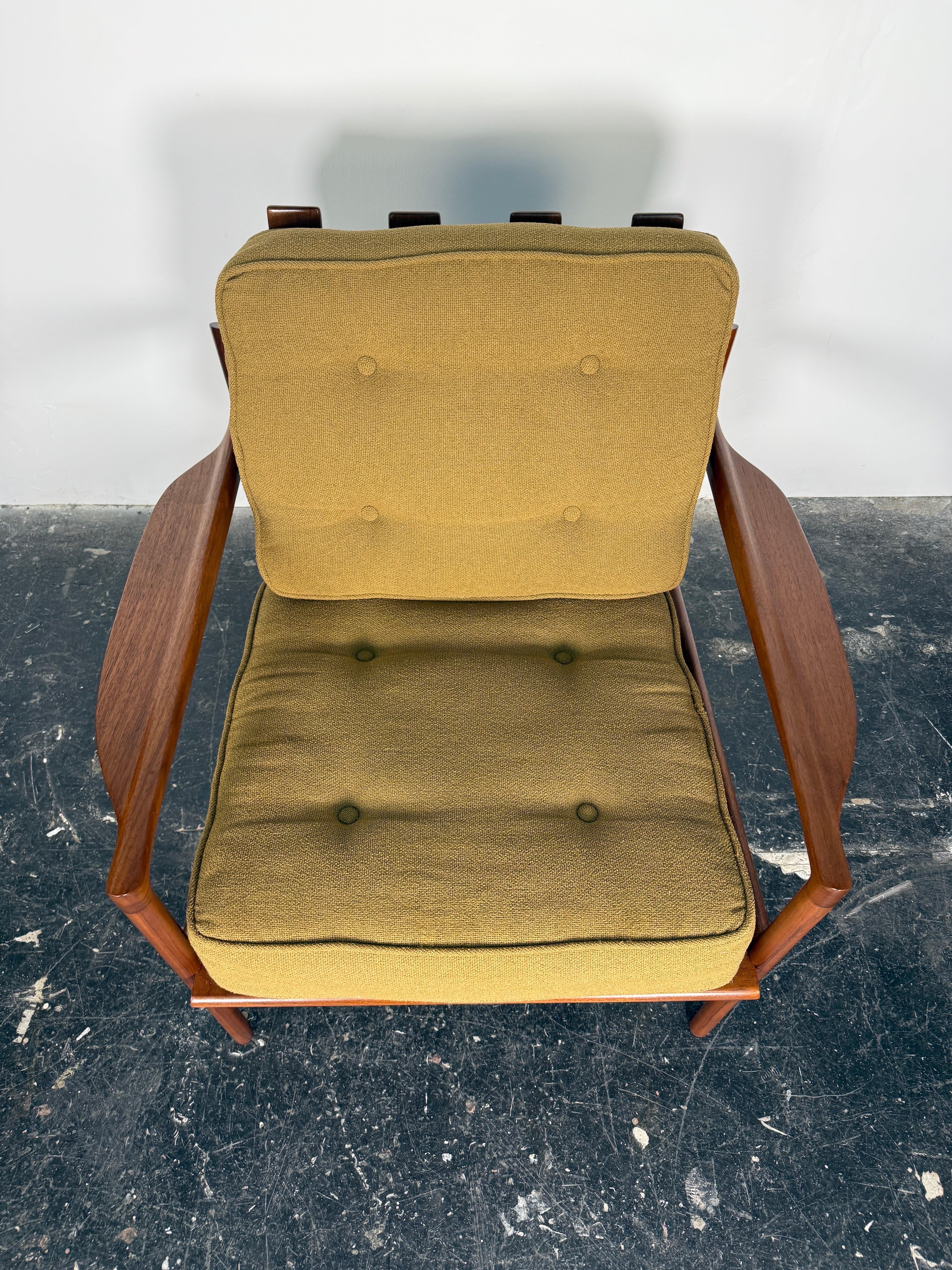 Teck Chaise longue scandinave moderne en noyer par Ib Kofod-Larsen en vente
