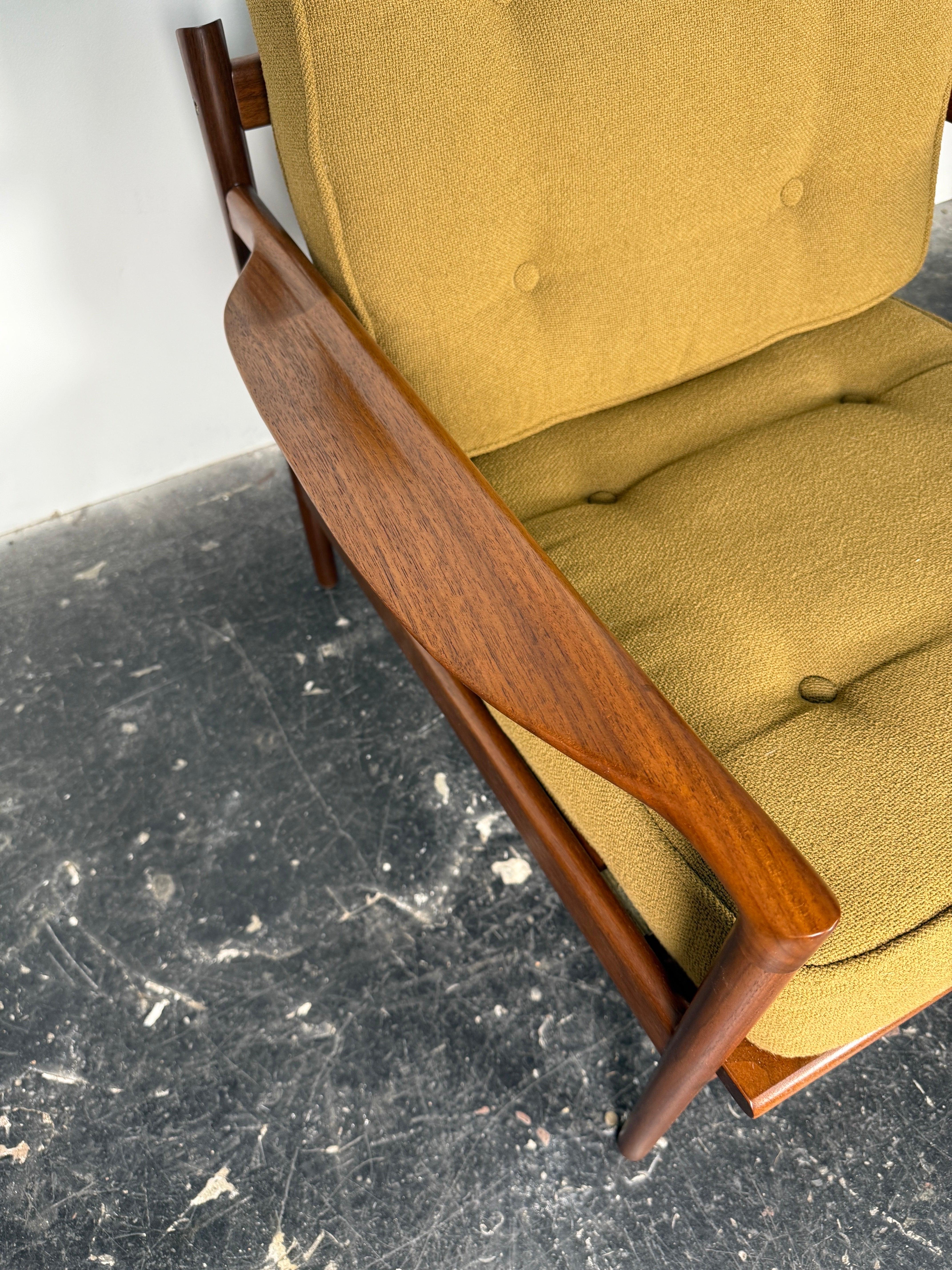 Chaise longue scandinave moderne en noyer par Ib Kofod-Larsen en vente 1