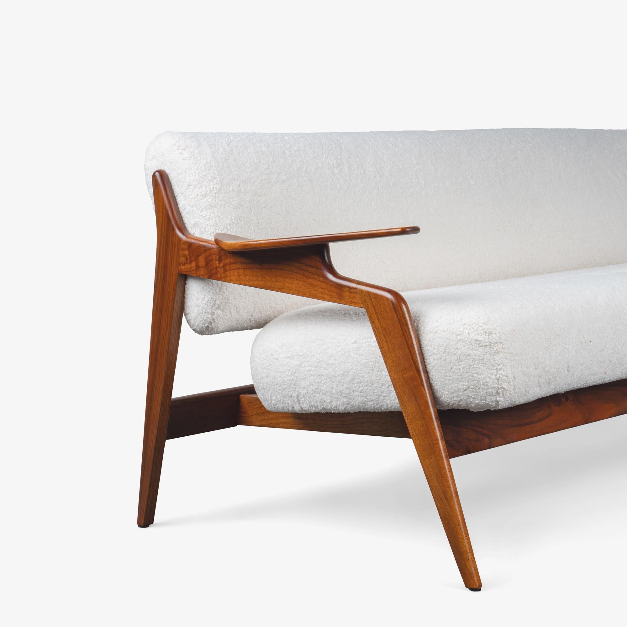 Il divano The Modern Scandinavian in legno di noce con tessuto Knoll Puff Cloud di Collection'S in vendita 3