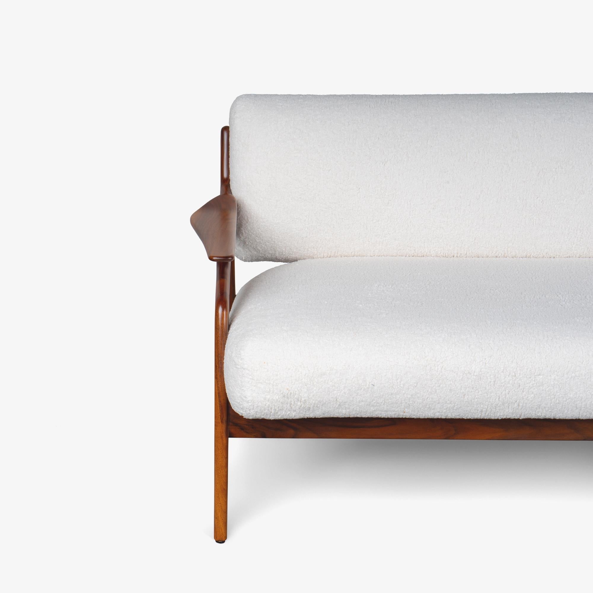 Il divano The Modern Scandinavian in legno di noce con tessuto Knoll Puff Cloud di Collection'S in vendita 4