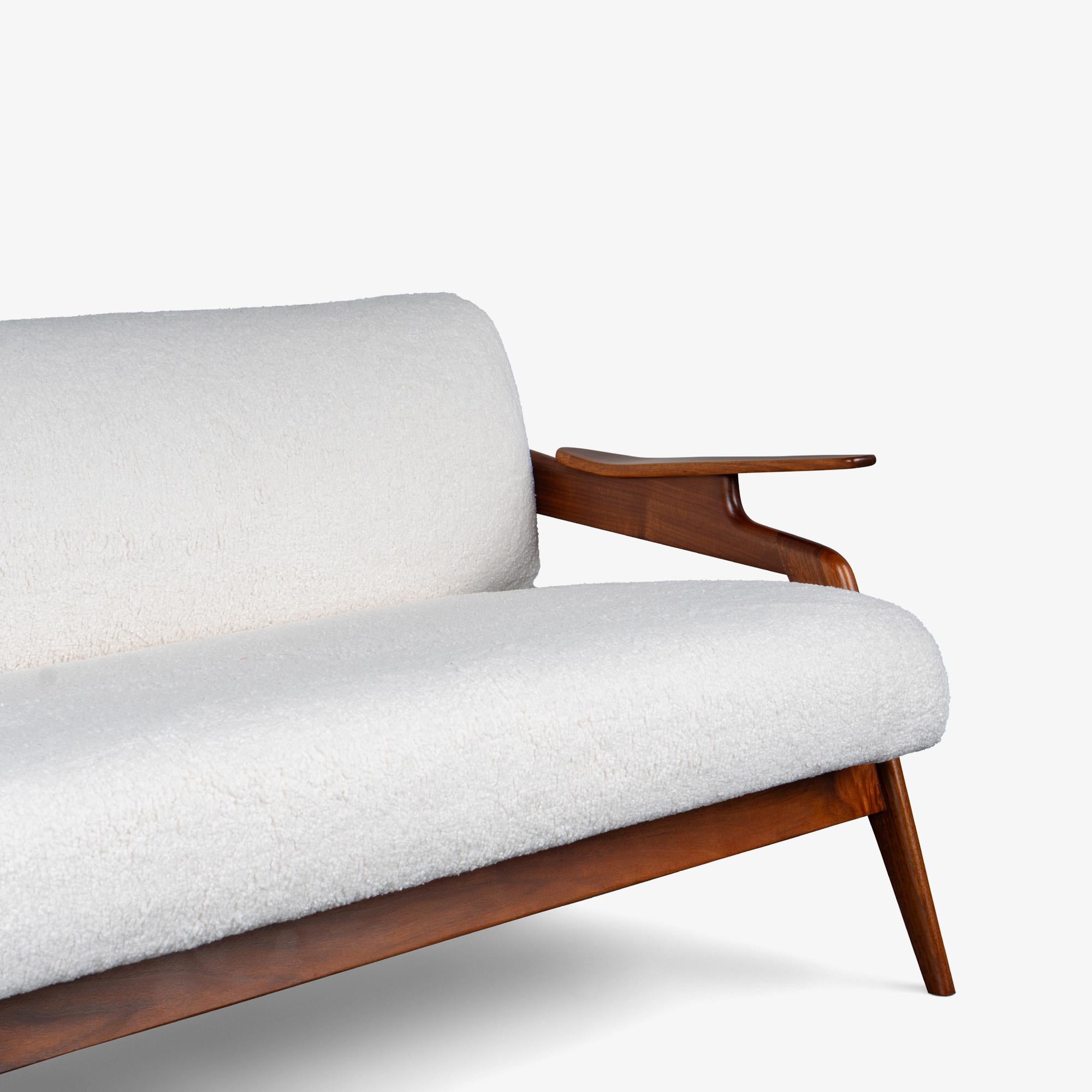Il divano The Modern Scandinavian in legno di noce con tessuto Knoll Puff Cloud di Collection'S in vendita 5