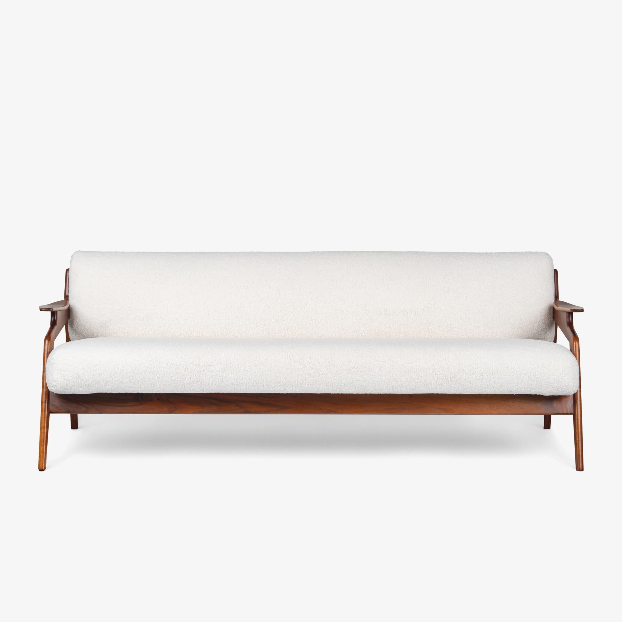 Il design moderno scandinavo è rinomato per i suoi principi senza tempo di minimalismo, funzionalità e artigianato impeccabile, qualità che continuano a influenzare l'arredamento di oggi. Designer come Hans Wegner e Finn Juhls hanno definito